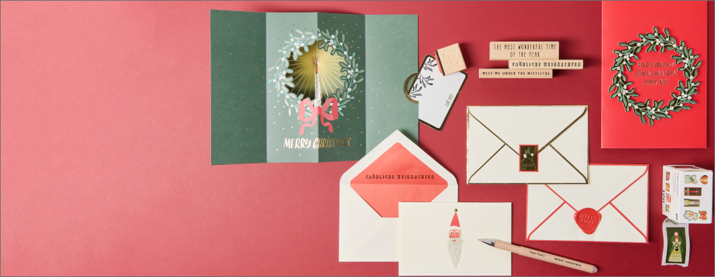 Selbst gestaltete Weihnachtskarten mit Stempeln und festlichen Motiven.