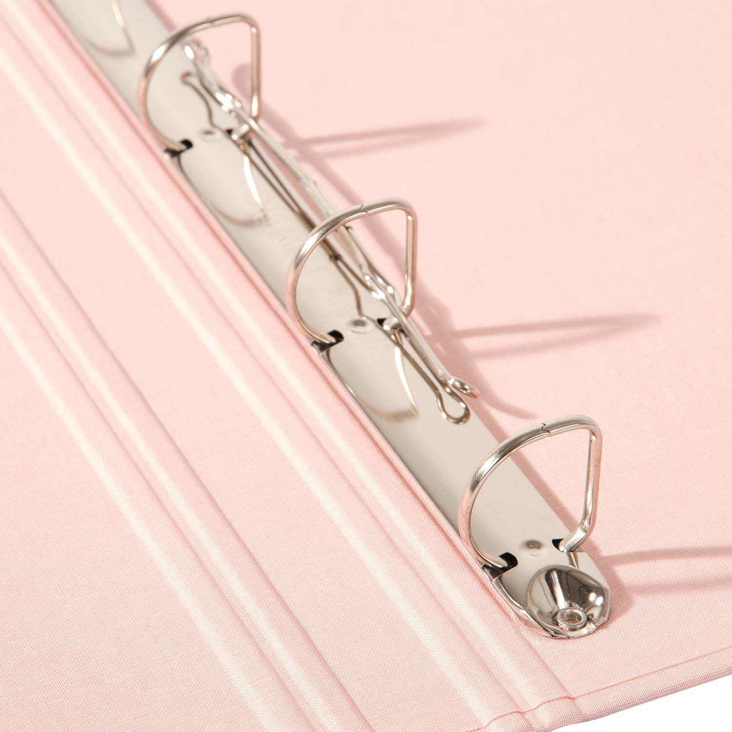 Fotoringbuch A4 in zartem Rosé von goldbuch, mit robustem Ringmechanismus und elegantem Design. Ideal für stilvolle Fotoaufbewahrung.
