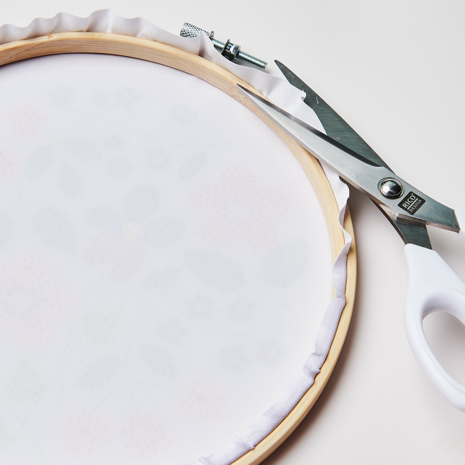 Diamond Painting DIY-Set Funkelnder Blumenkranz: Stickrahmen mit Stoff und Schere auf weißem Hintergrund. Ø20cm.