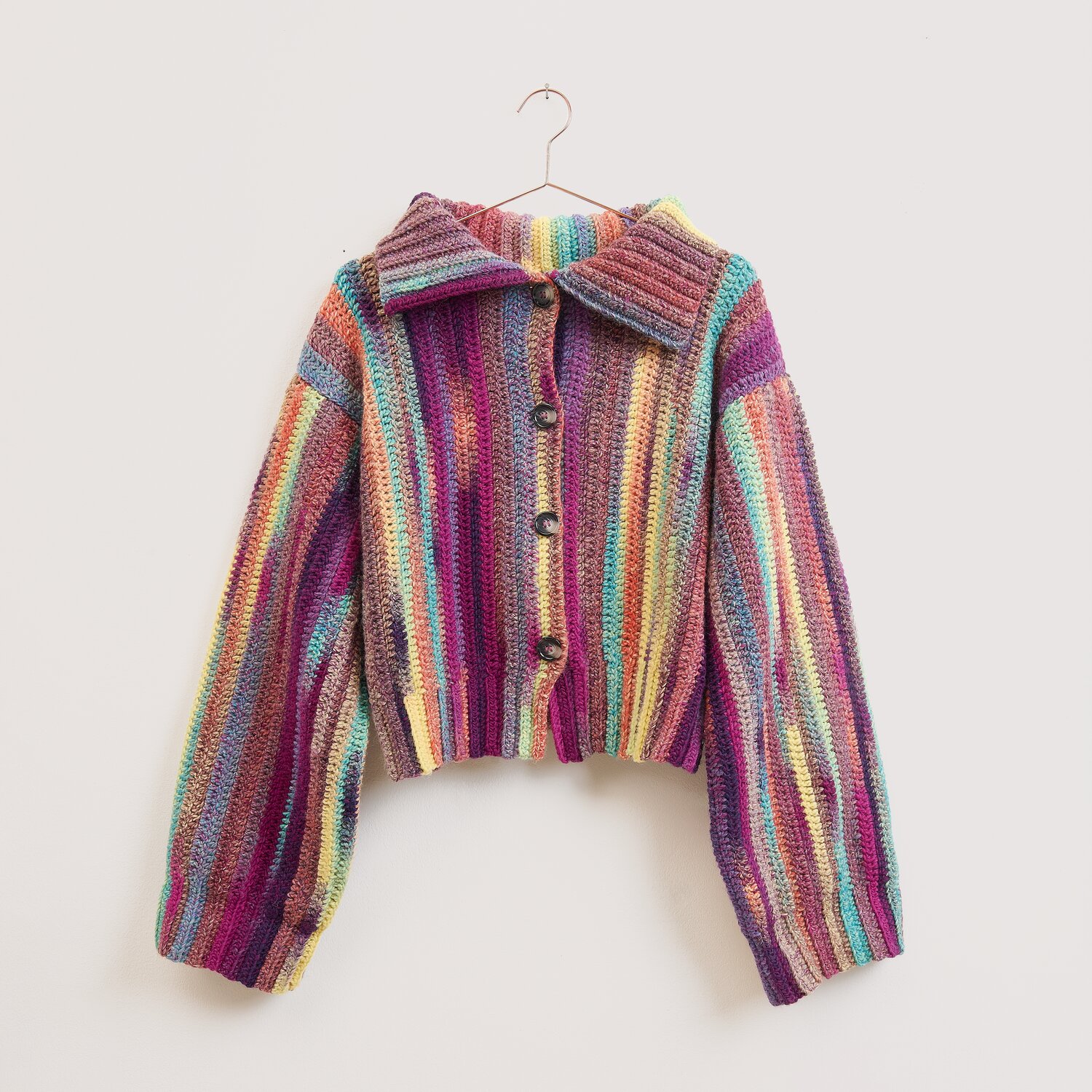 Die Neue Masche No. 16 Herbst Strickjacke aus Wolle Rödel mit breiten, mehrfarbigen Streifen, weitem Schnitt, Knopfleiste und großem Kragen auf hellem Hintergrund