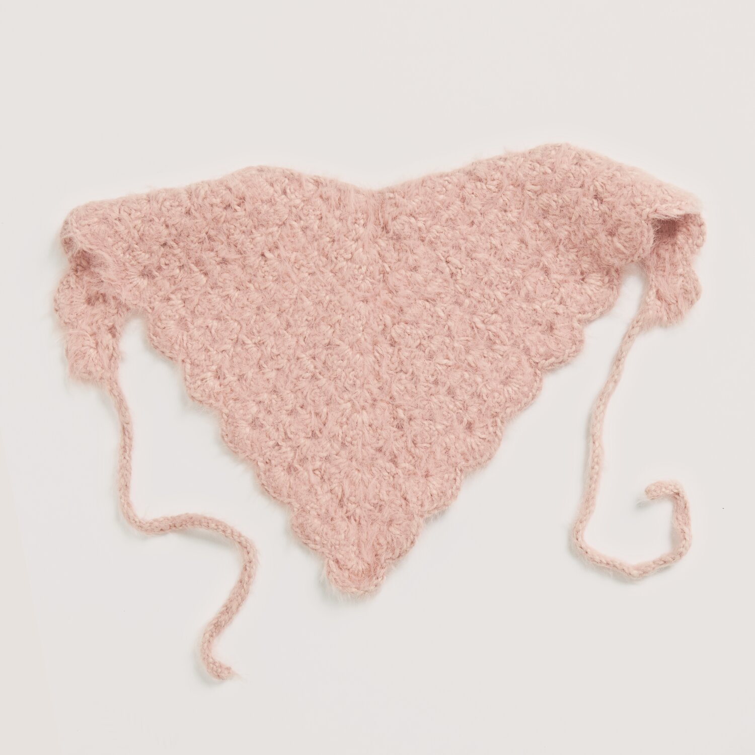 Made by Me No. 22: Dreieckstuch in Altrosa, gehäkelt aus weichem Garn, ideal für Frühjahr-Sommer.