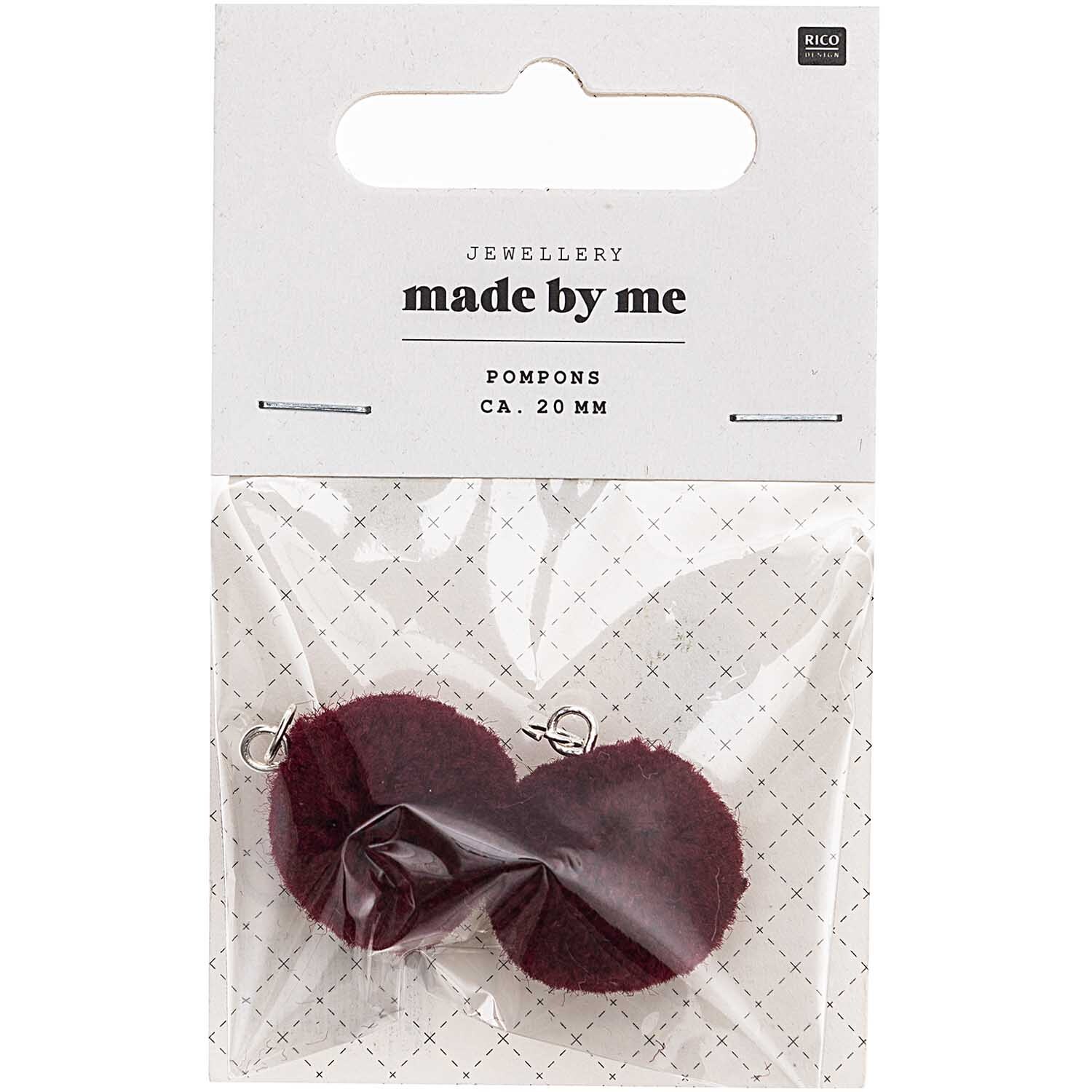 Pompons mit Öse 2cm 2 Stück in weinrot von Rico Design, verpackt in einer transparenten Tüte. Ideal für DIY-Schmuckprojekte.
