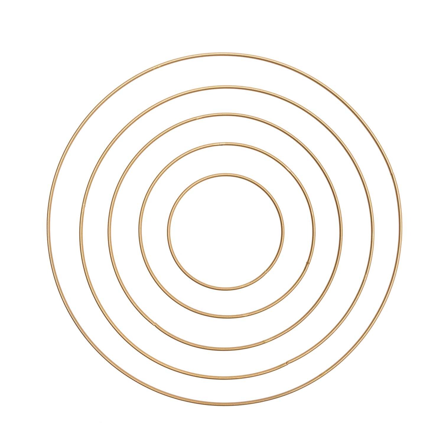 Metallring Gold Größe 10 cm von Rico Design Metallring Gold von Rico Design: Fünf ineinander liegende, goldene Ringe aus Metall in kreisförmiger Anordnung.