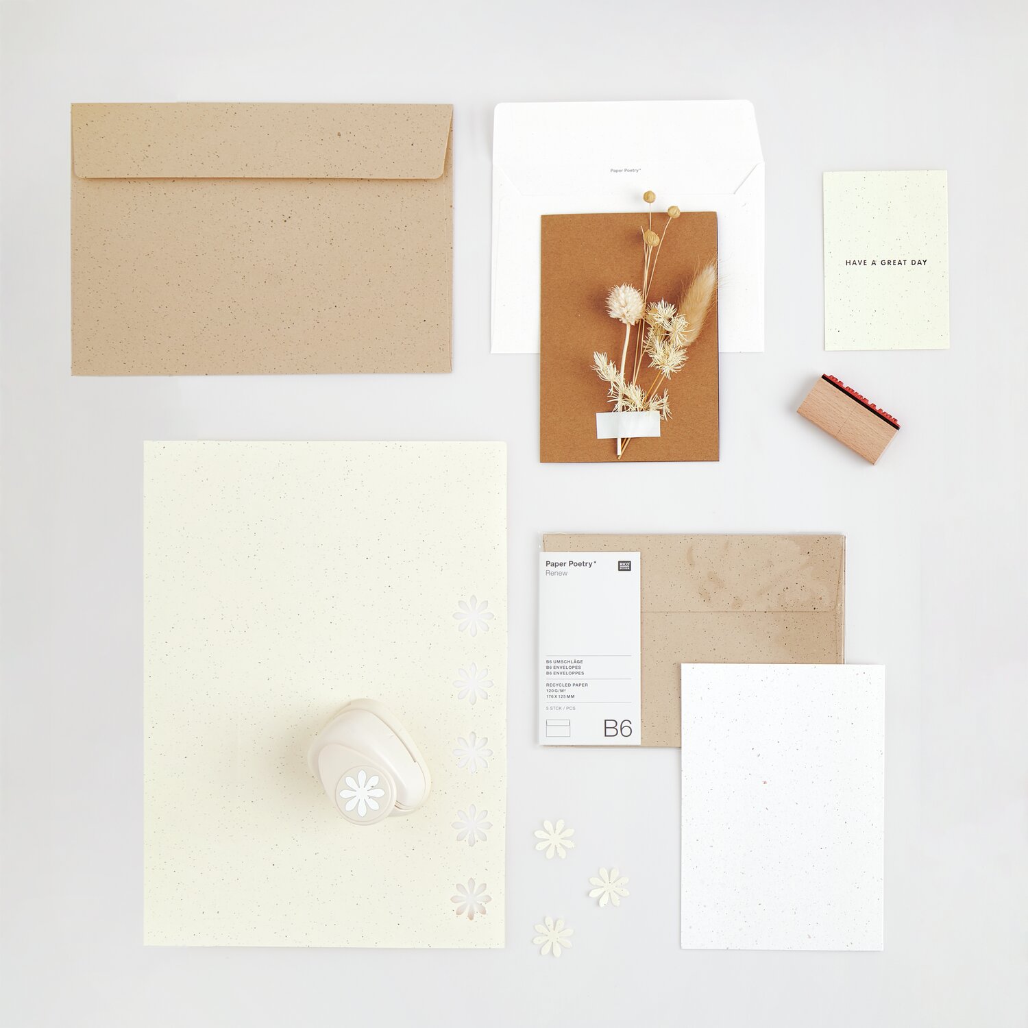 Paper Poetry Renew Karten A4 in Offwhite-roségold, 5 Stück, mit Umschlägen und Deko-Elementen.