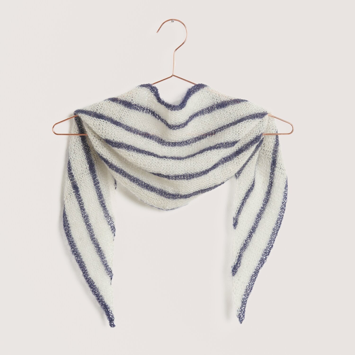 Strickset Dreieckstuch Modell 22, weiß-blau gestreift, aus Die Neue Masche Nr. 9, auf Kupferbügel.