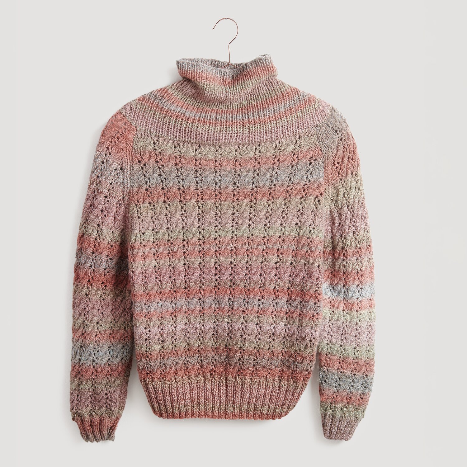 Die Neue Masche No. 13 Herbst von idee. Creativmarkt Strickset Pullover Modell 15: Warmer Pullover in sanften Pastelltönen, gestrickt aus Creative Melange Alpaca Wonderball dk.