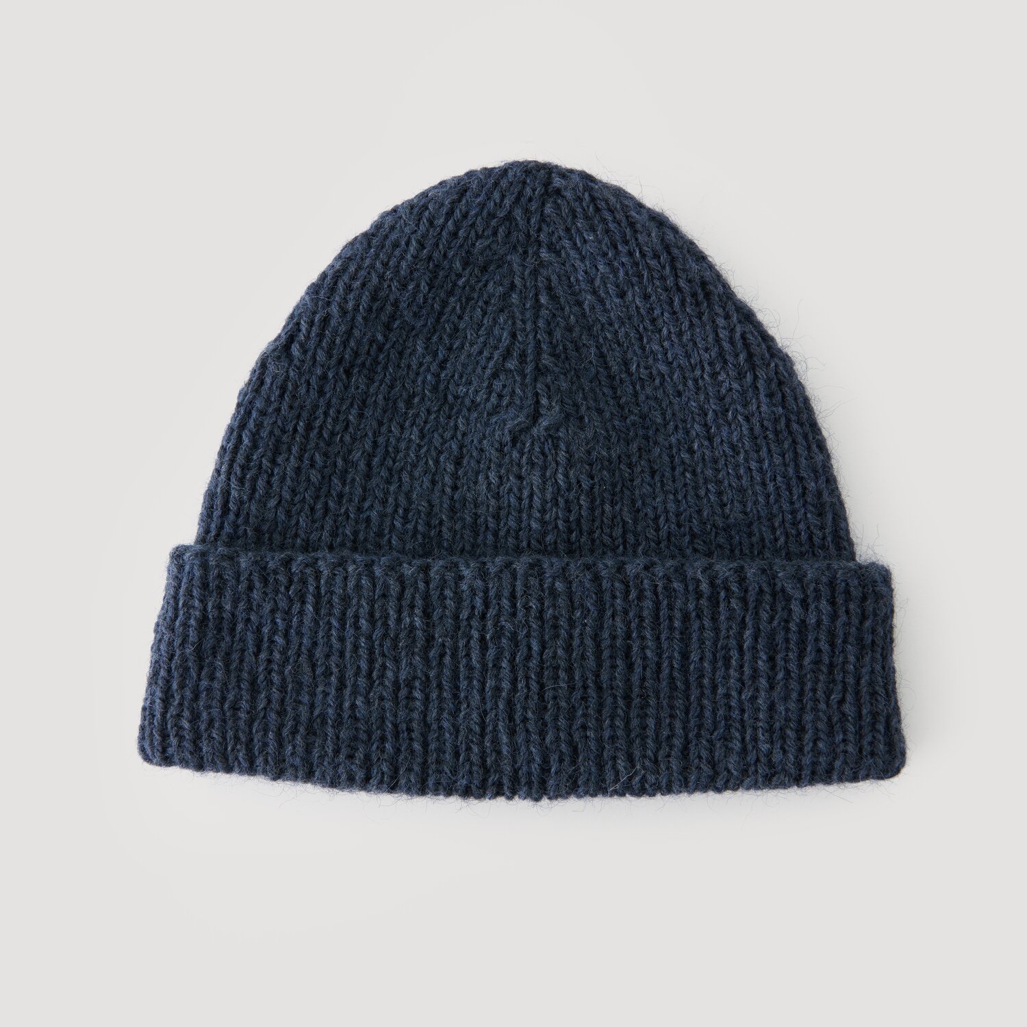 Lovewool No. 21 Herbst-Winter Sprachauswahl deutsch von Rico Design Dunkelblaue Strickmütze von Modell Legeware, ideal für kalte Tage. Die Mütze ist aus weichem Material gefertigt und bietet sowohl Stil als auch Wärme. Perfekt für den Winter.