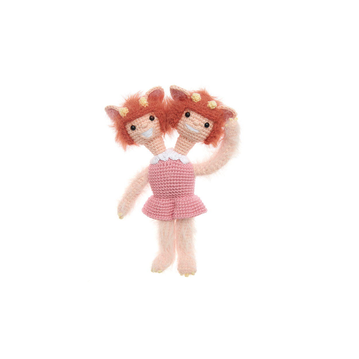 Häkelfigur auf hellem Untergrund