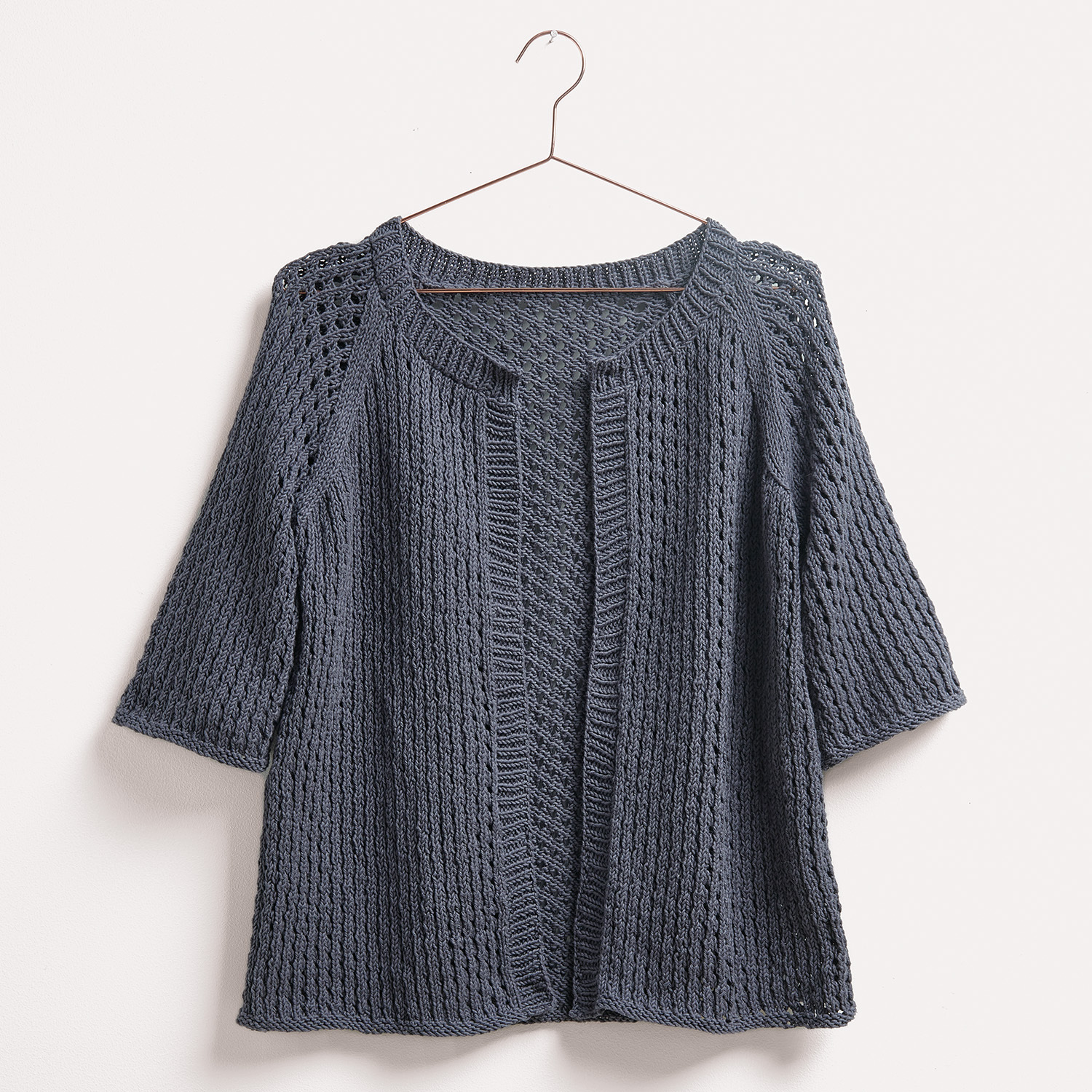 Strickanleitung Lochmuster-Jacke aus Essentials Organic Cotton aran von Rico Design