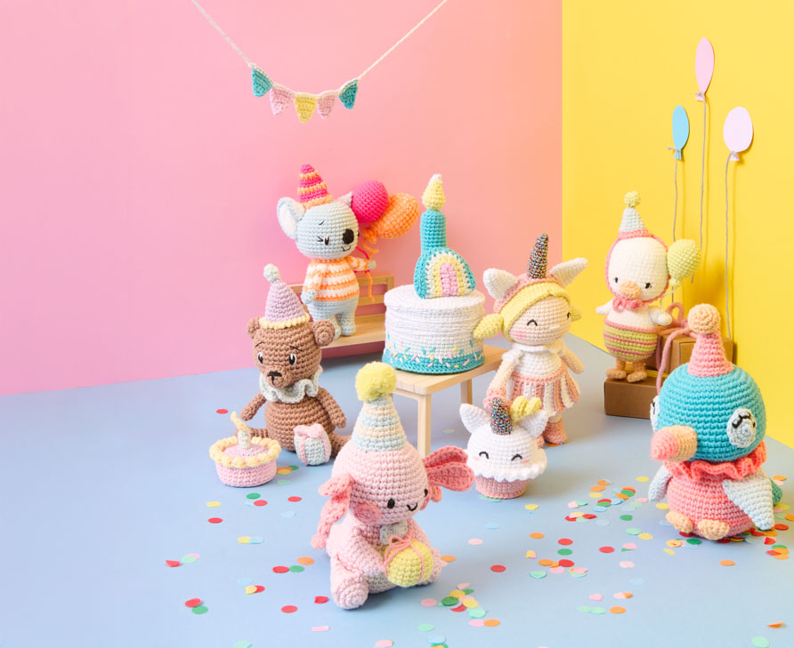 9 Ricorumi Häkelfiguren feiern eine Party