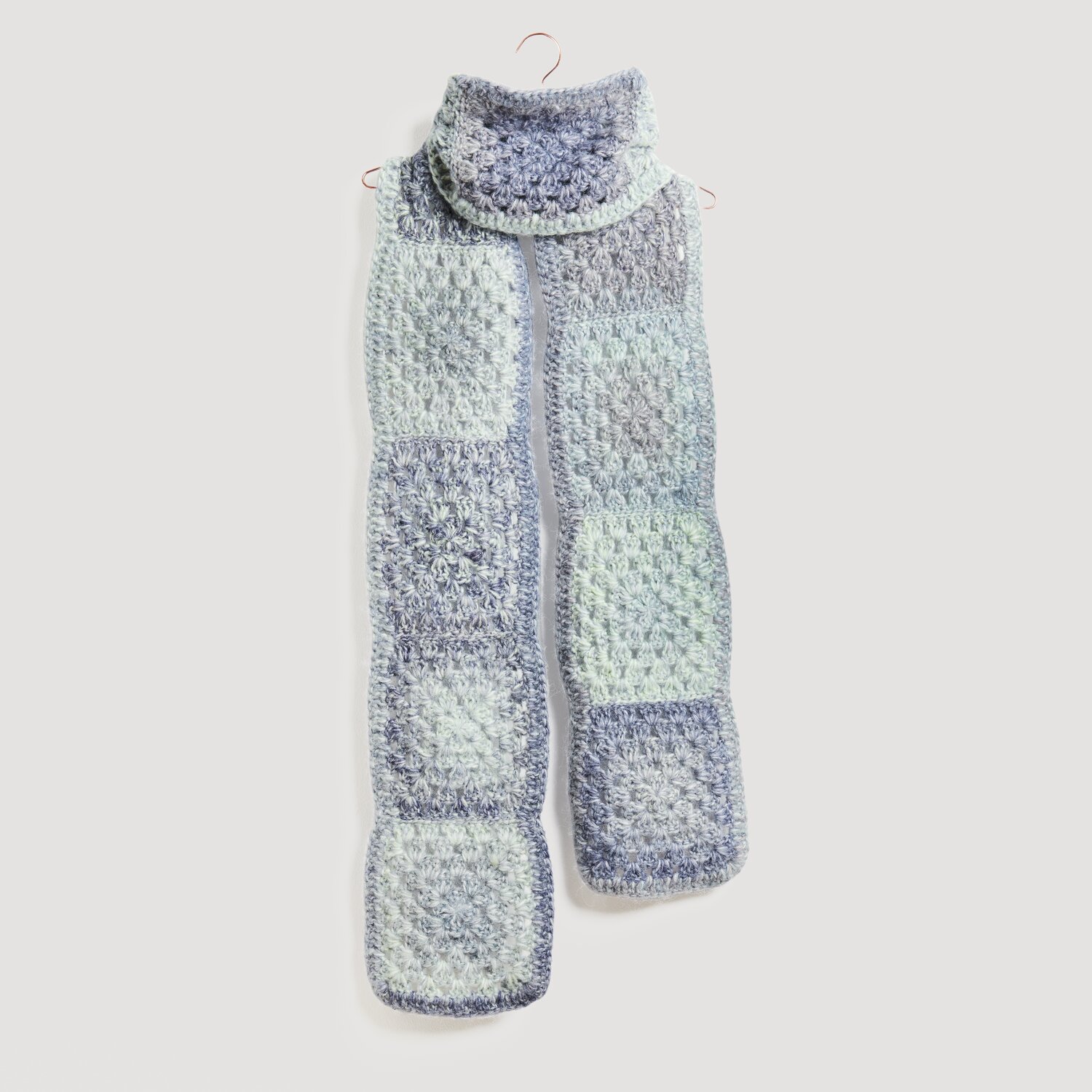 Lovewool No. 21 Herbst-Winter Sprachauswahl deutsch von Rico Design Gehäkelter Schal in Pastellfarben, bestehend aus quadratischen Mustern. Der Schal ist von der Marke Modell Legeware und bietet stilvolle Wärme für kalte Tage.