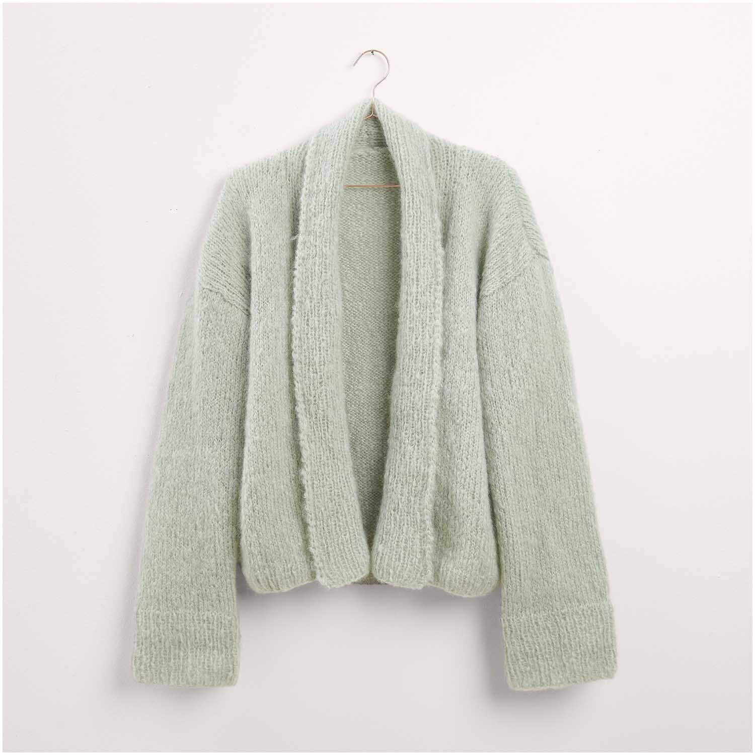 Strickjacke in sanftem Pastellgrün, präsentiert als Legeware. Modell 03 aus der Kollektion "Made by Me Nr. 17". Ideal für stilvolle, gemütliche Outfits.