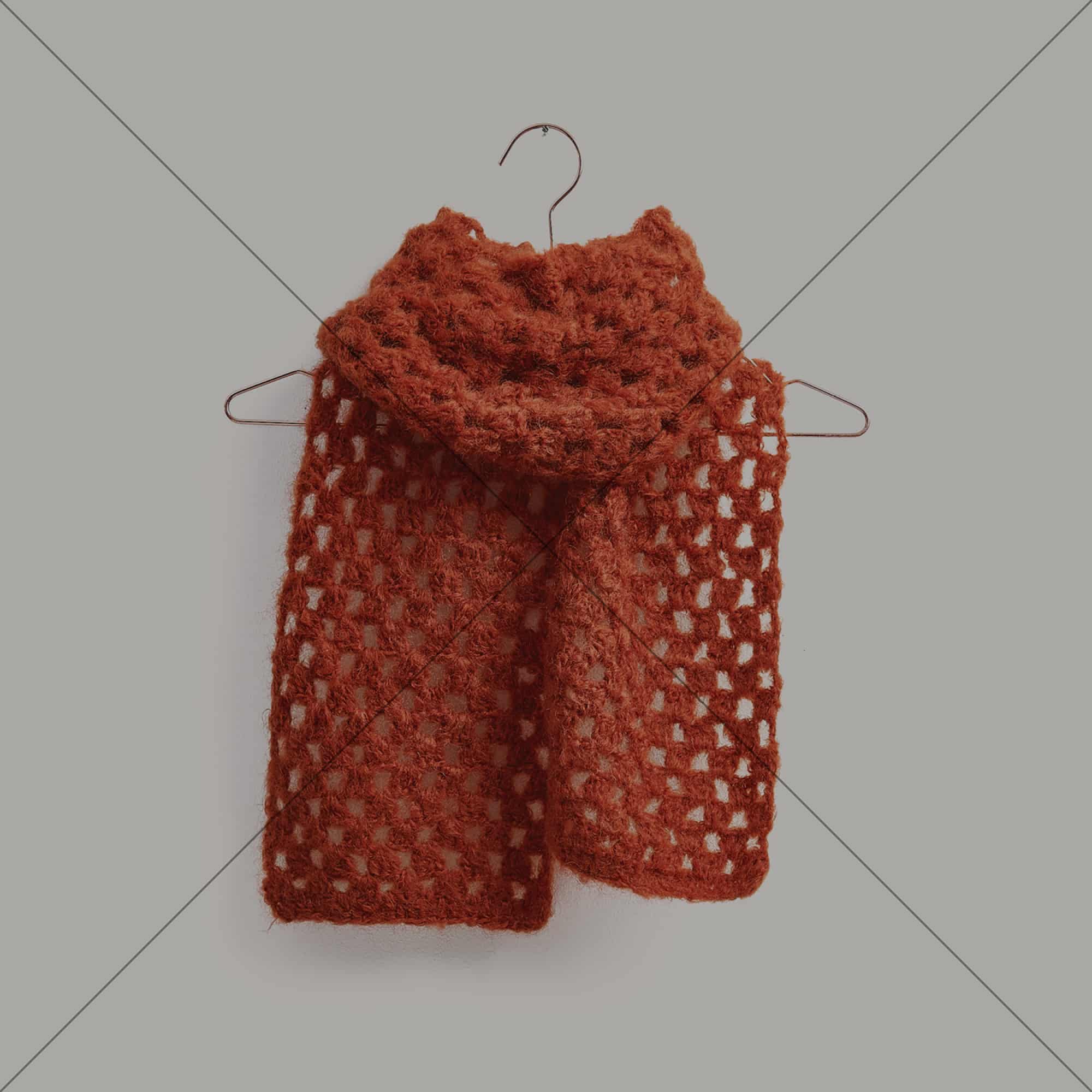 Gehäkelter Schal in Rot: Modell 06 aus dem Heft Winter Crochet Collection