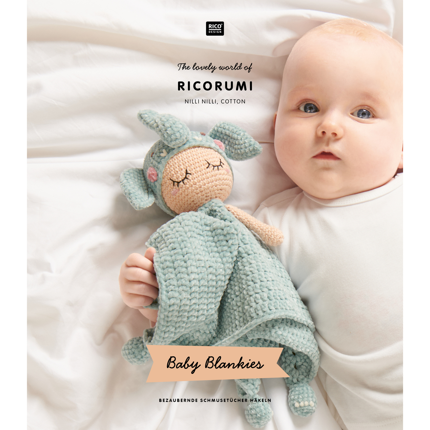 Ricorumi Baby Blankies Nilli Nilli Sprachauswahl deutsch von Rico Design Ricorumi Baby Blankies Nilli Nilli: Baby mit gehäkeltem Schmusetuch in sanftem Mintgrün auf weißem Hintergrund.