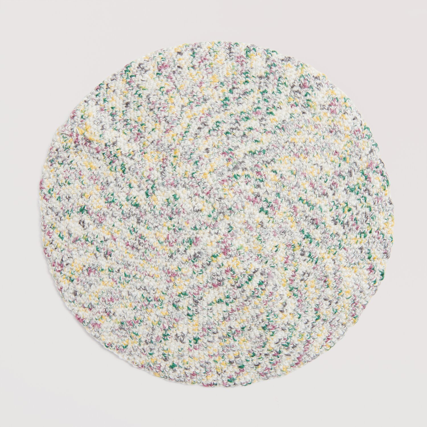 Creative "Hey Jute": Runde, bunte, gehäkelte Unterlage aus Jutefasern, ideal für Sommerdekorationen.