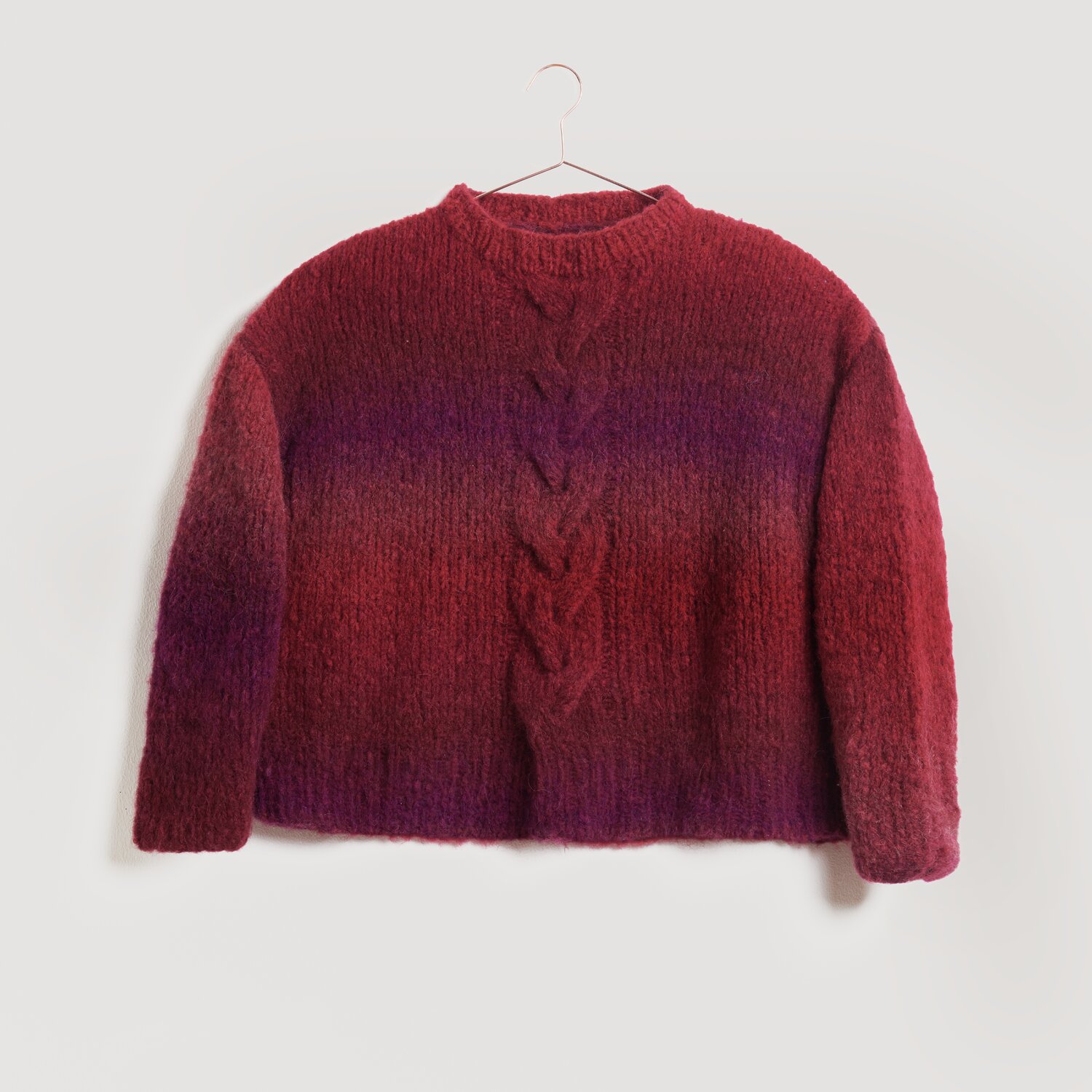 Lovewool No. 21 Herbst-Winter Sprachauswahl deutsch von Rico Design Roter Pullover mit Zopfmuster, aus weichem Material. Marke: Modell Legeware. Perfekt für kühle Tage, bietet Komfort und Stil. Ideal für modische Herbst- und Winteroutfits.