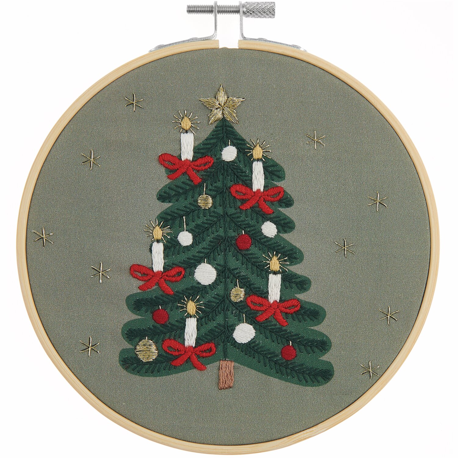 Stickpackung Weihnachtsbaum vorgezeichnet Stickpackung Weihnachtsbaum vorgezeichnet von Rico Design zeigt einen grünen Baum mit Kerzen und roten Schleifen auf grauem Hintergrund.