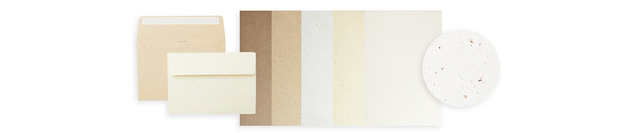 Zwei Umschläge daneben Papier in braun Tönen nach Farben sortiert. Flatlay von Produkten.