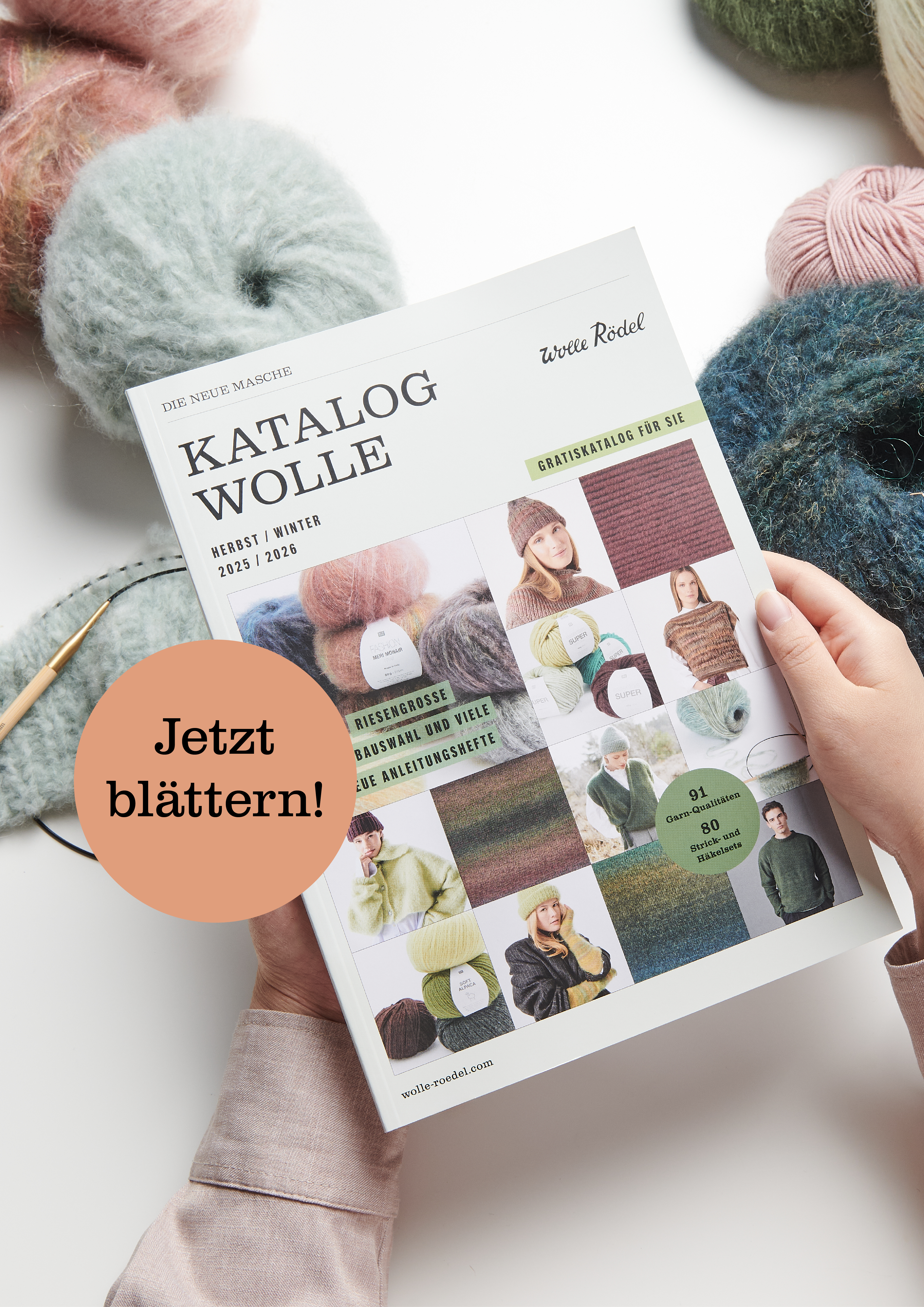 Frau hält Katalog Wolle im Hintergrund liegt Wolle