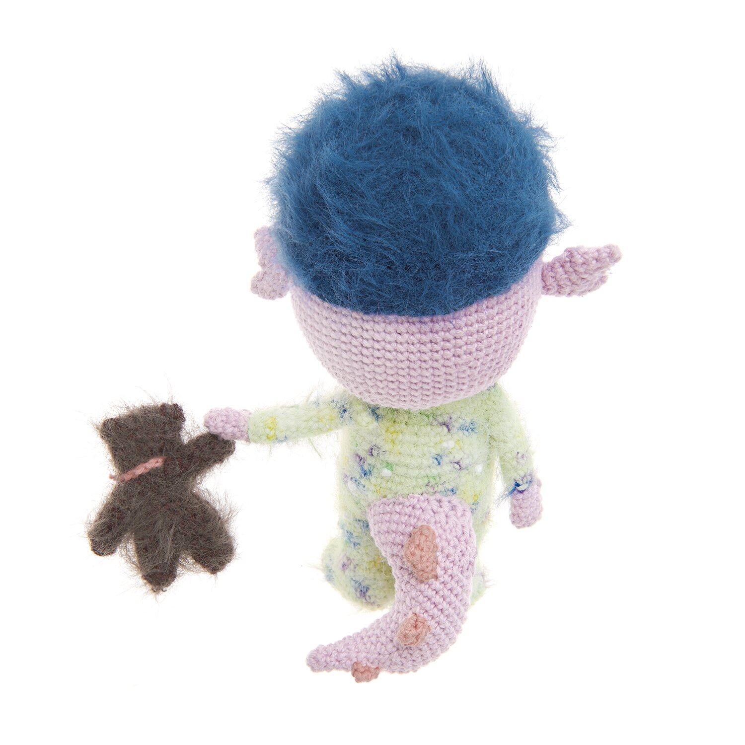Ricorumi Marvellous Monsters Under My Bed gehäkelte Monsterfigur mit flauschigem nachtblauem Haar, pastellfarbenem Körper und kleinem braunem Teddybär in der Hand