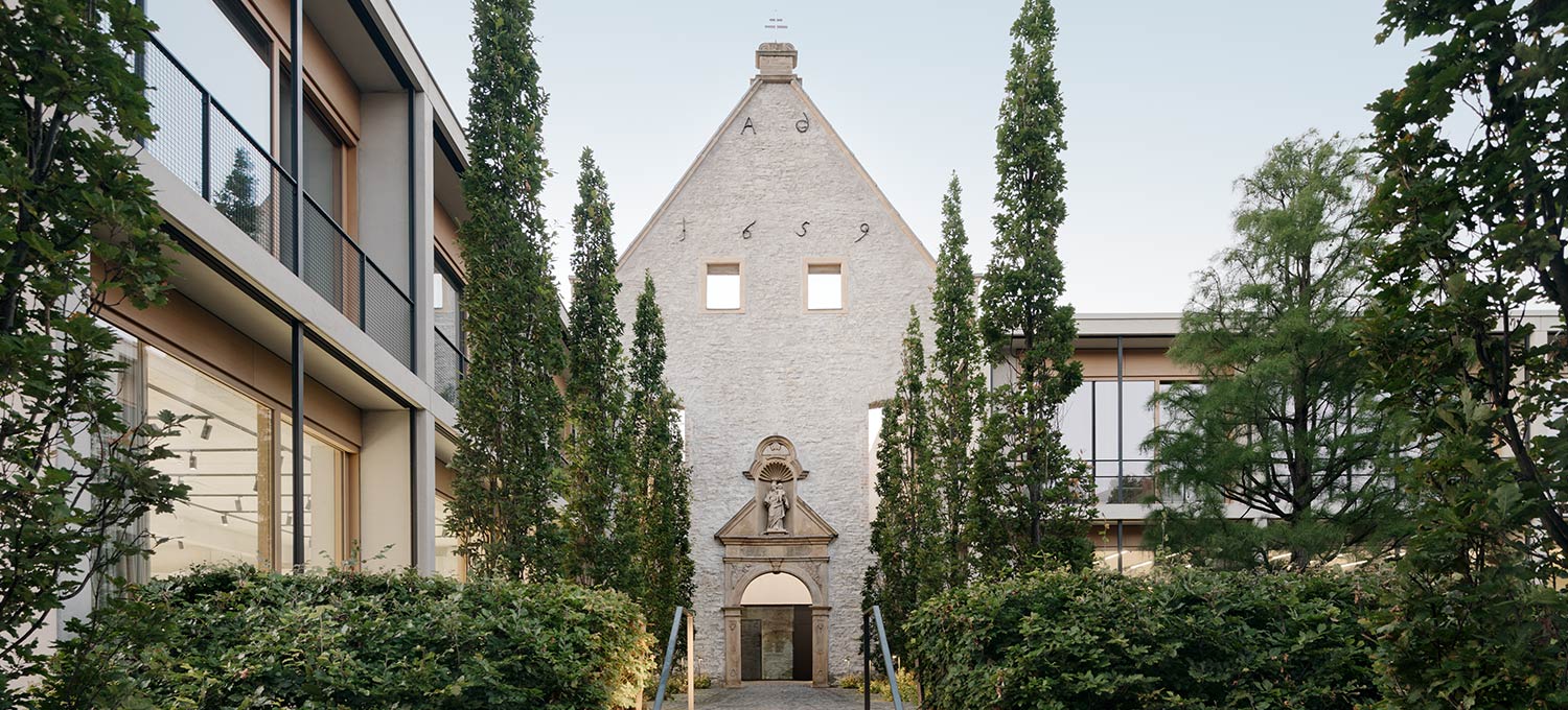 Der historische Eingangsbereich des Headquarters in Paderborn.
