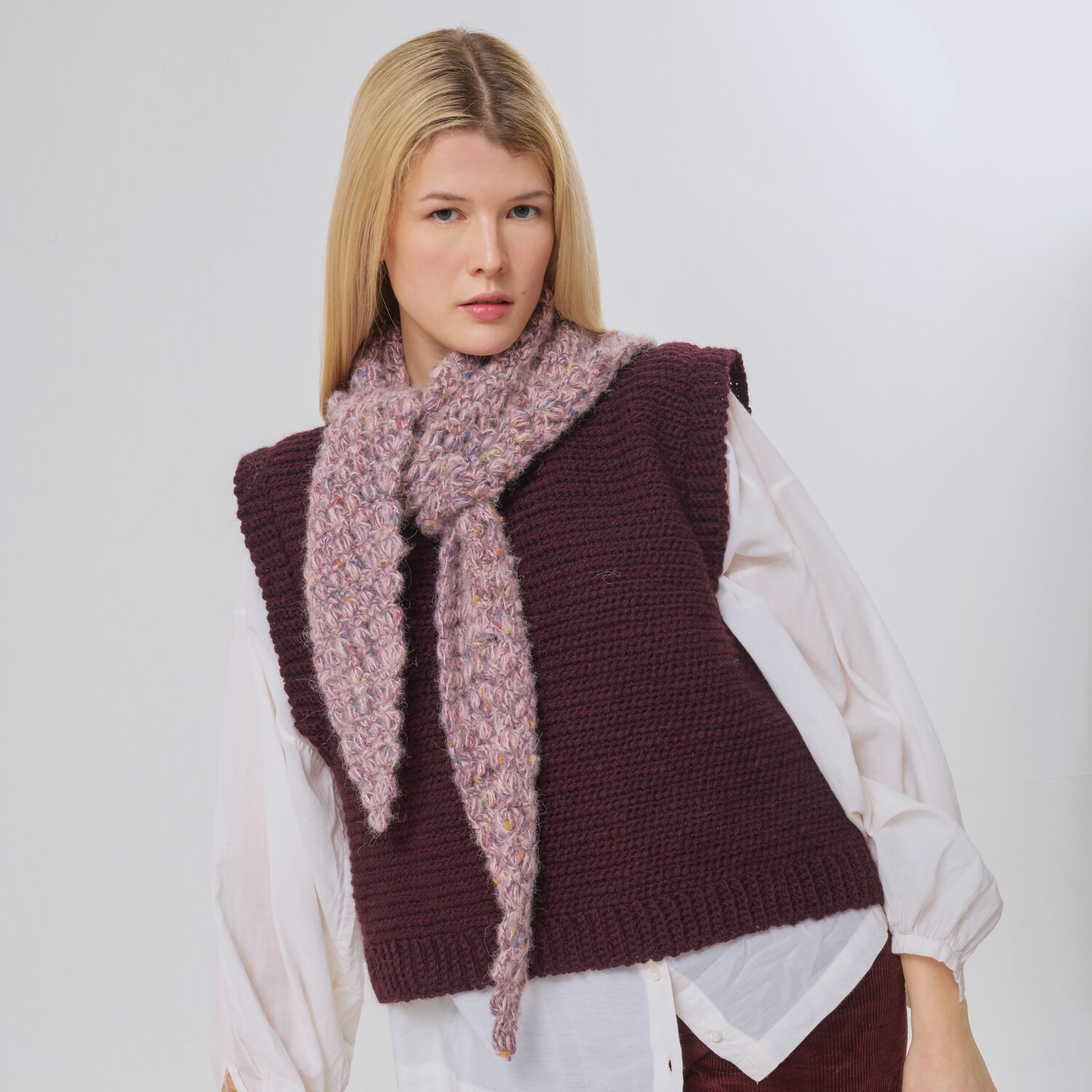 Häkelset Dreieckstuch Modell 28 aus Made by Me No. 21 von Rico Design Häkelset Dreieckstuch Modell 28: Frau trägt ein lila Dreieckstuch über einem weißen Hemd.