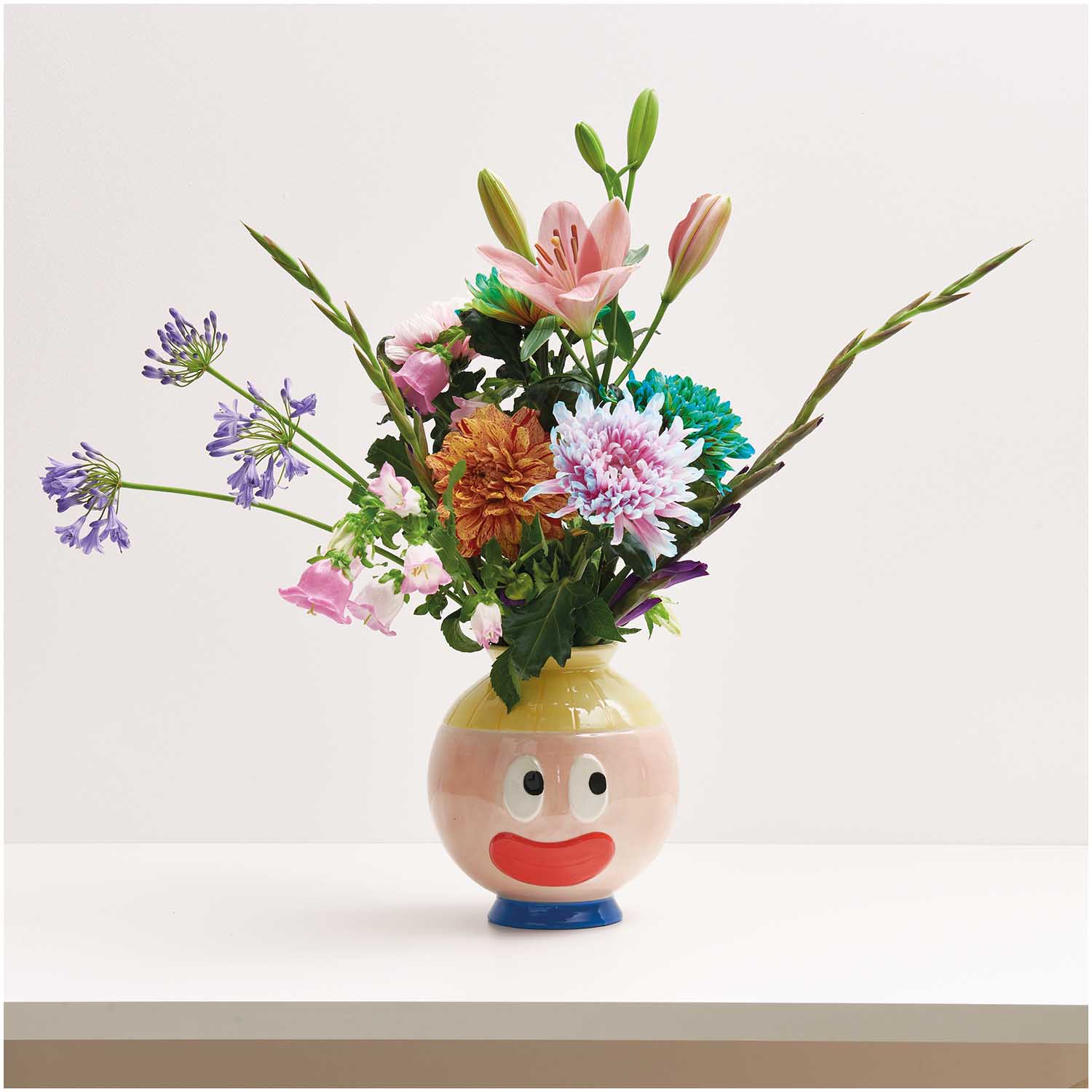 Keramik Vase mit Gesicht und Blumen in der Vase