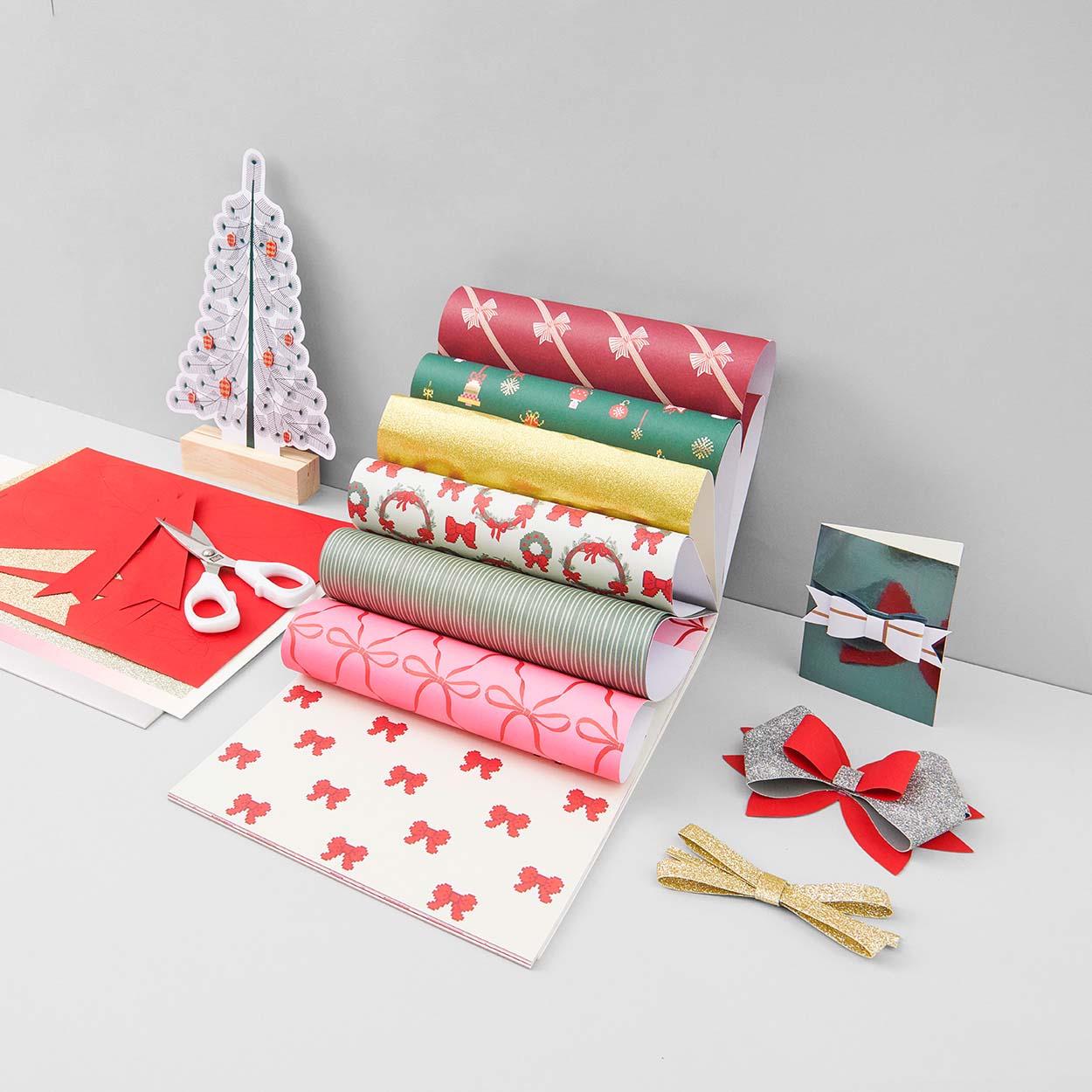 Bastelpapiere mit Weihnachtsmotiven in grauer Ecke