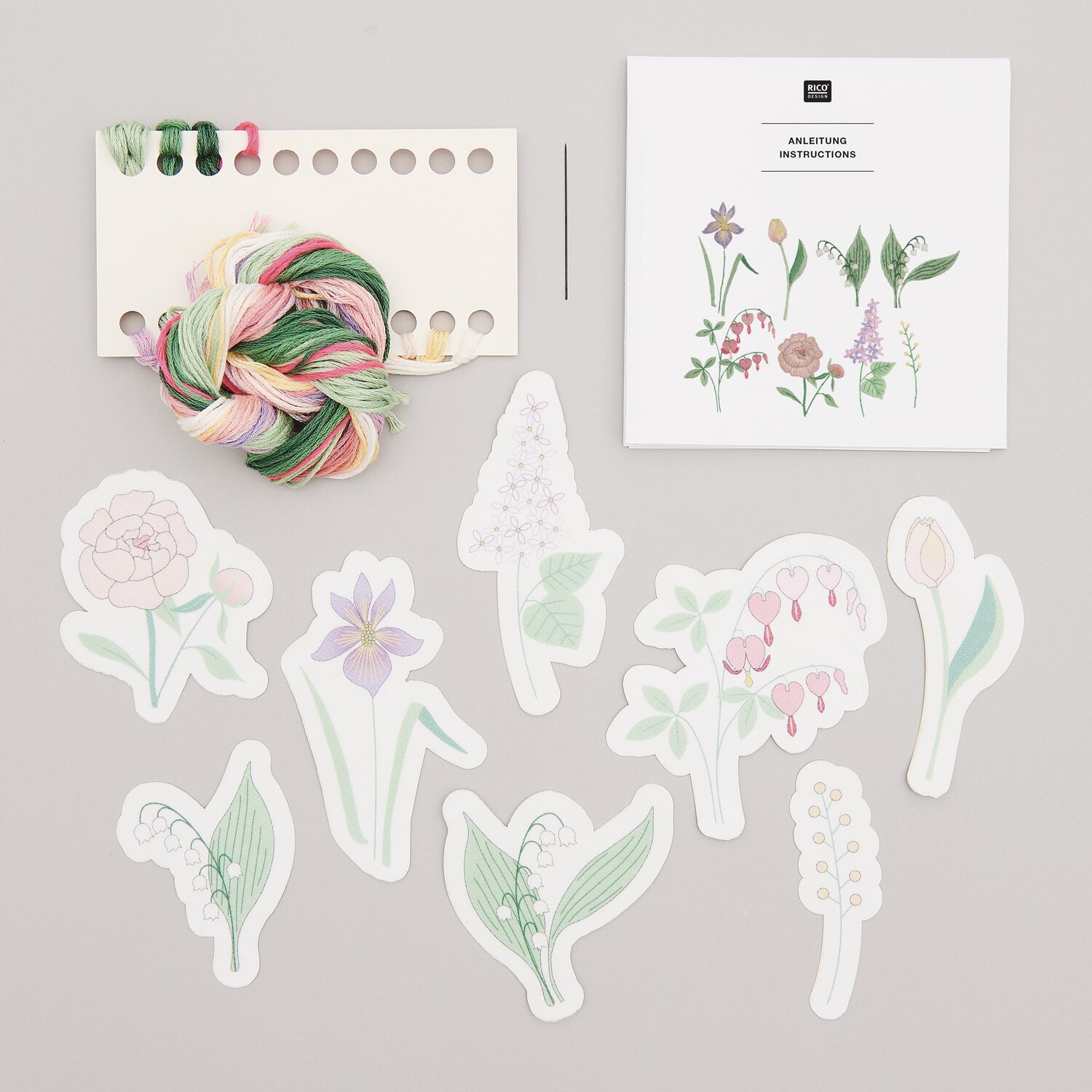 Stick & Stitch Packung Blumen XL 8 Stück zeigt bunte Blumenmotive mit Garn und Nadel.