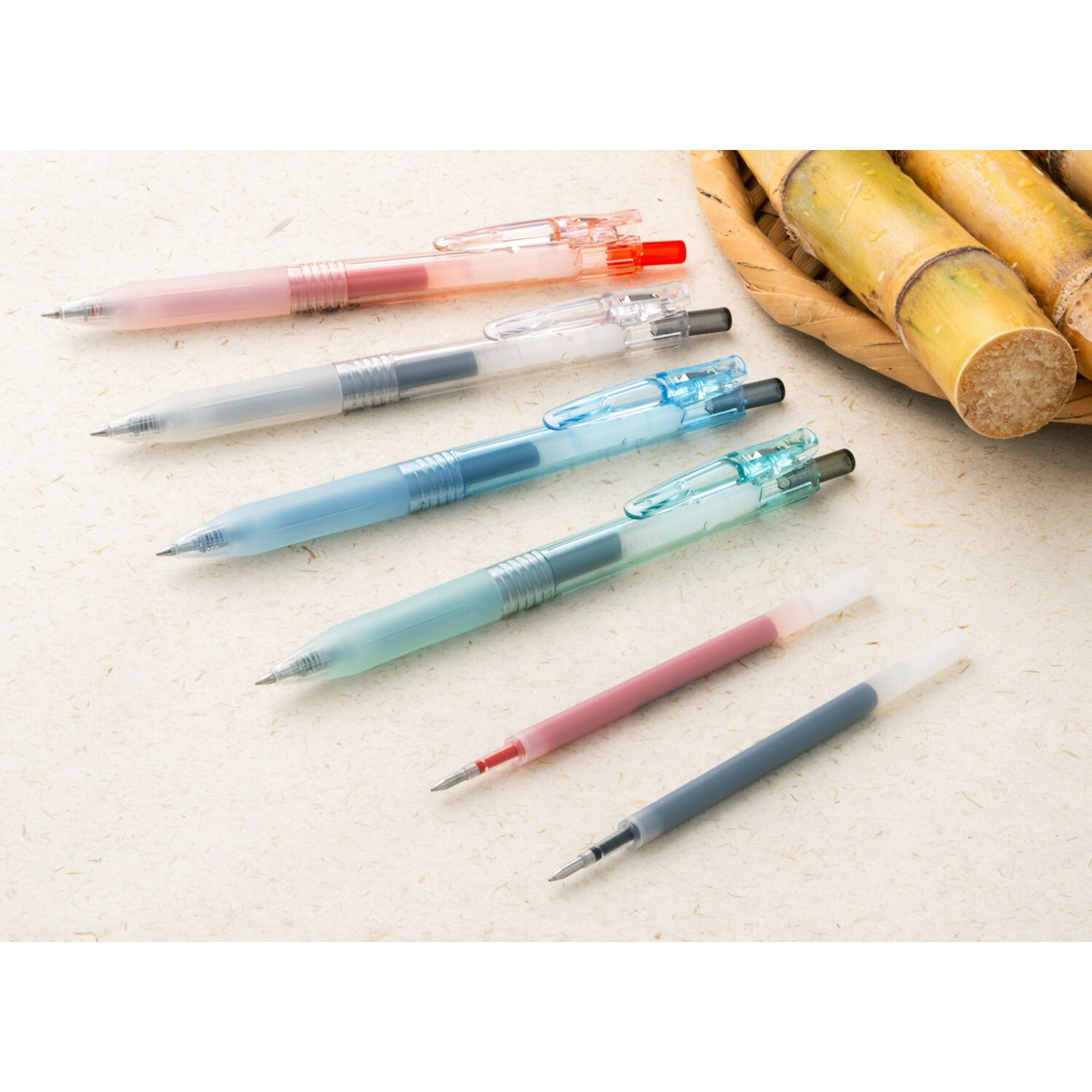 Sarasa Clip Biotube Stifte von ZEBRA in Pastellfarben, 0,5mm, auf hellem Untergrund arrangiert.