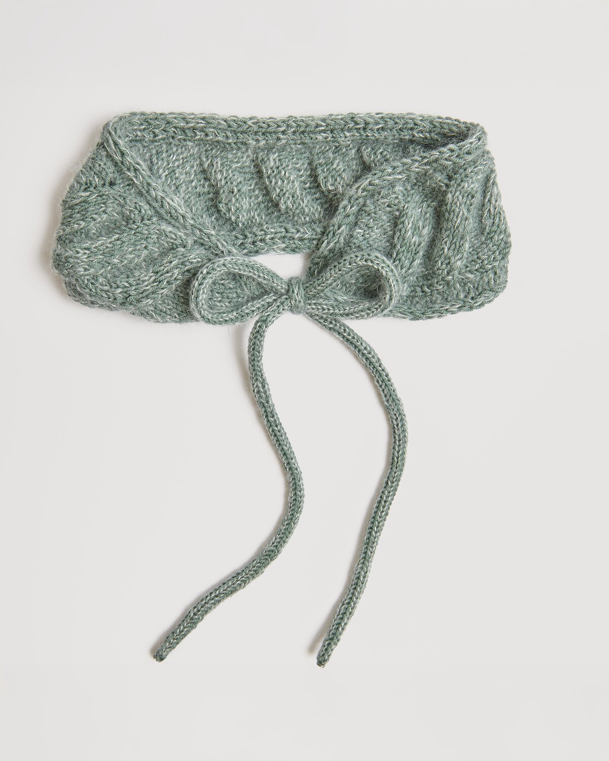 Die Neue Masche No. 13 Herbst von idee. Creativmarkt Essentials Merino dk: Eleganter, gestrickter Schal in Efeu-Grün mit Schleife, ideal für Herbstmode.