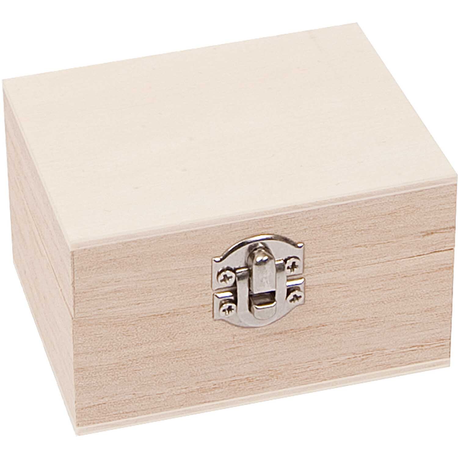 Schatulle rechteckig aus hellem Holz mit silbernem Verschluss, ideal für Aufbewahrung.