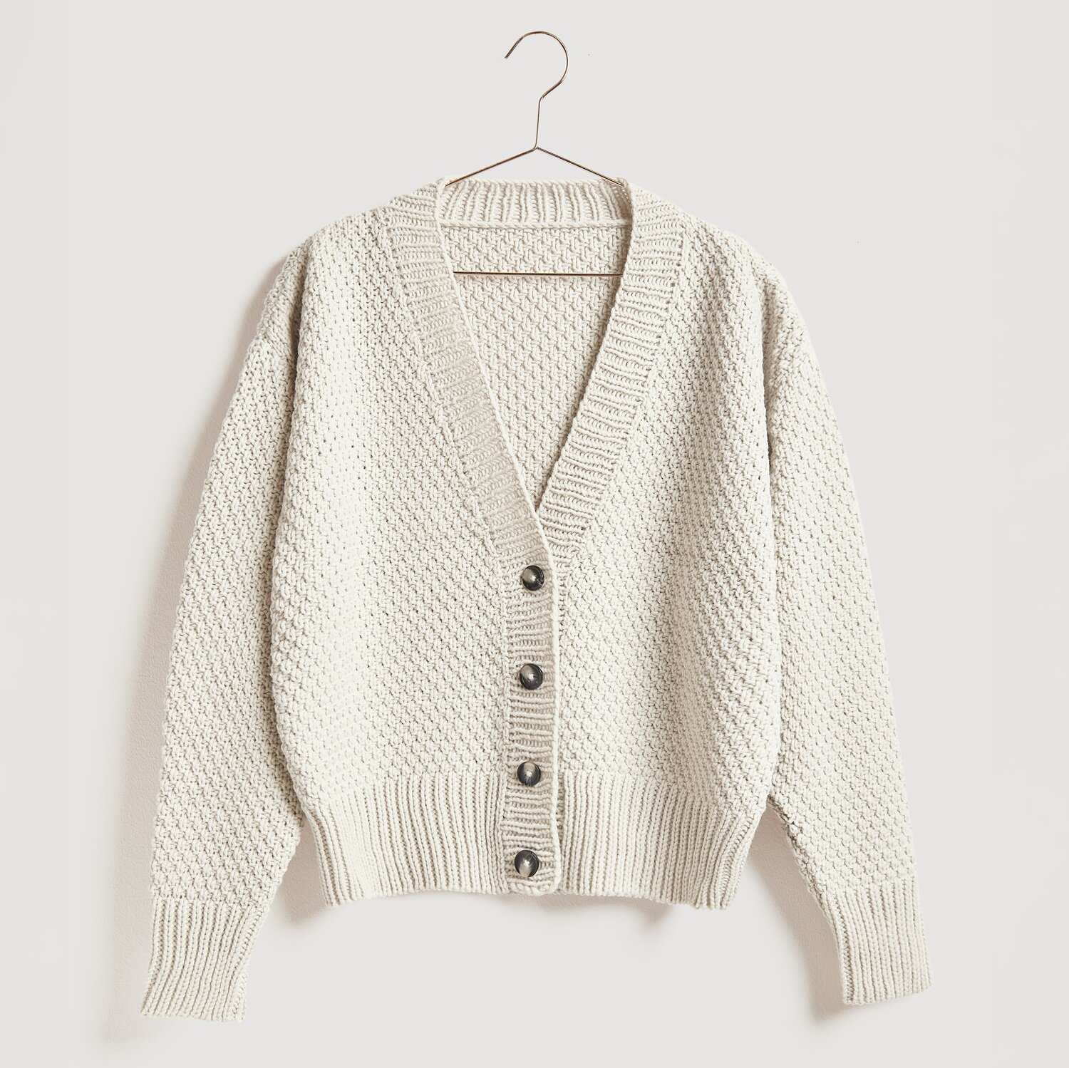 Die Neue Masche No. 13 Herbst von idee. Creativmarkt Strickset Cardigan Modell 01: Beiger Cardigan mit Knöpfen, aus Die Neue Masche No. 13 Herbst.