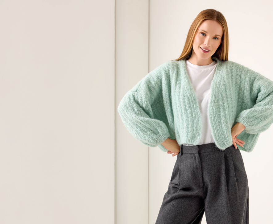 Frau trägt Strickjacke