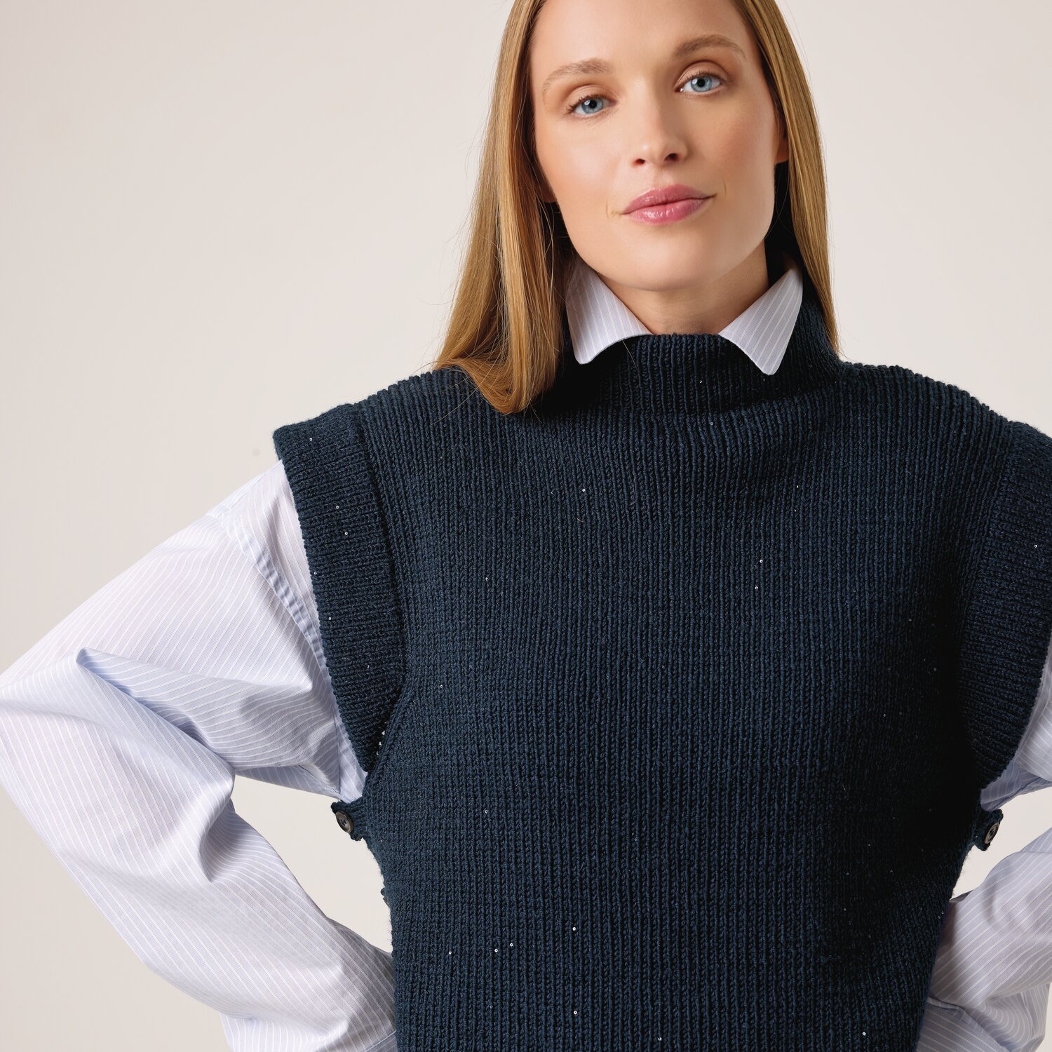 Strickset Pullunder Modell 30 aus Die Neue Masche No. 13 von idee. Creativmarkt Strickset Pullunder Modell 30: Dunkelblauer Pullunder über weißem Hemd, elegant und modern.