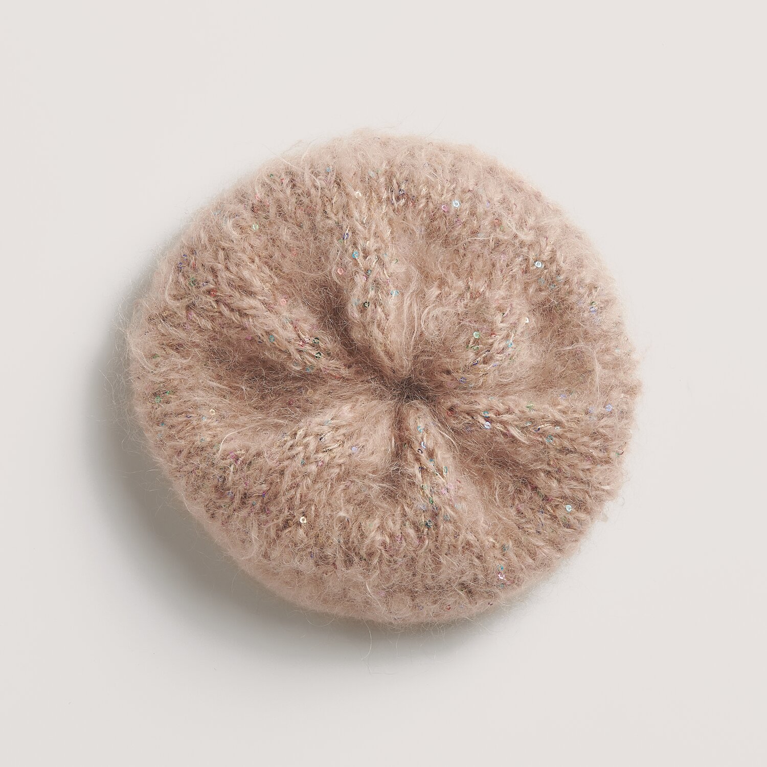 Creative Crazy Paillettes 25g 110m Farbe Puder von Rico Design Strickset Scrunchie Modell 18a aus Made by Me No. 21. Flauschiges, rundes Accessoire in Puder mit dezentem Glitzer, ideal für Herbst-Winter.