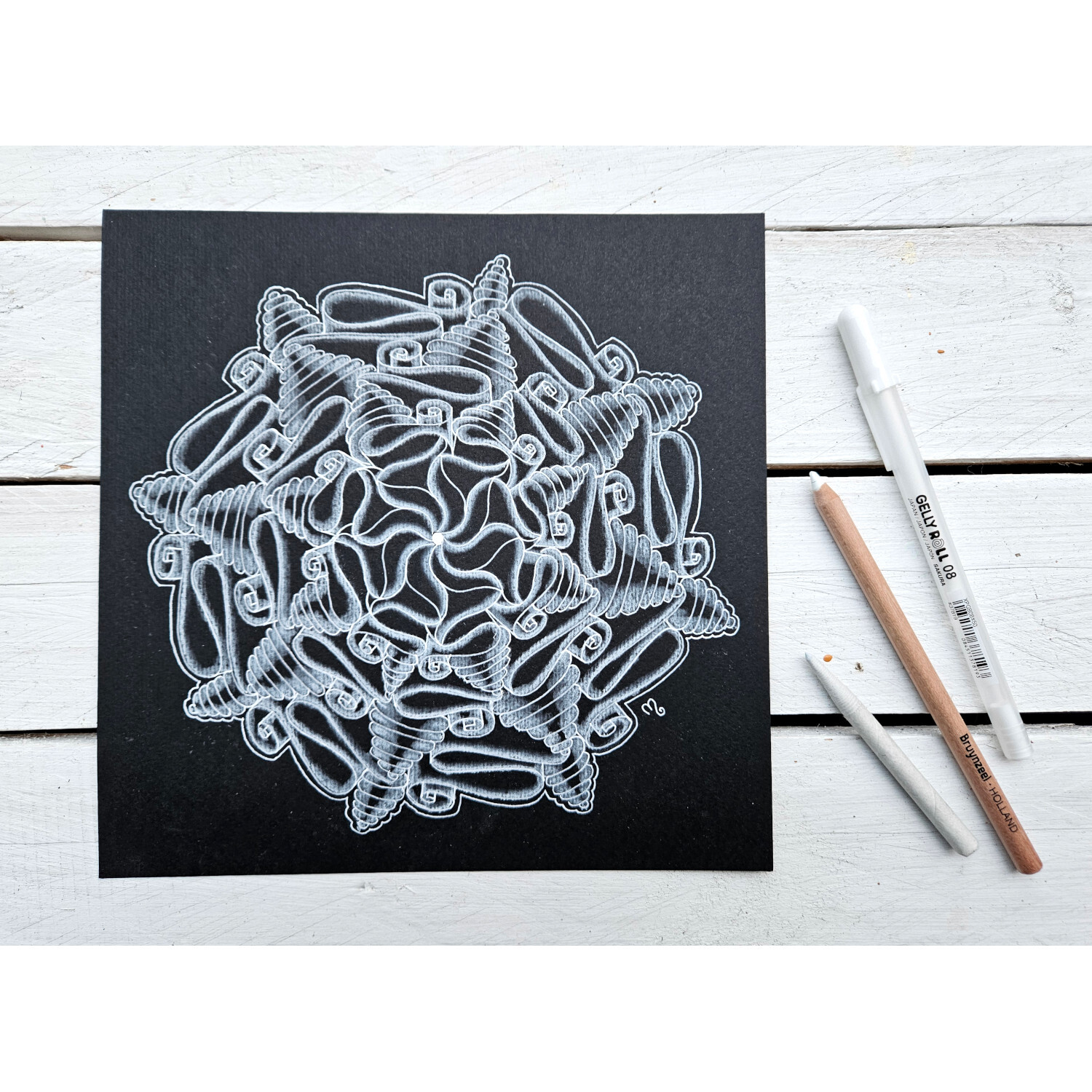 Gelly Roll Basic Gelstift weiß, ideal für kreative Zeichnungen auf schwarzem Papier, neben Bleistift.