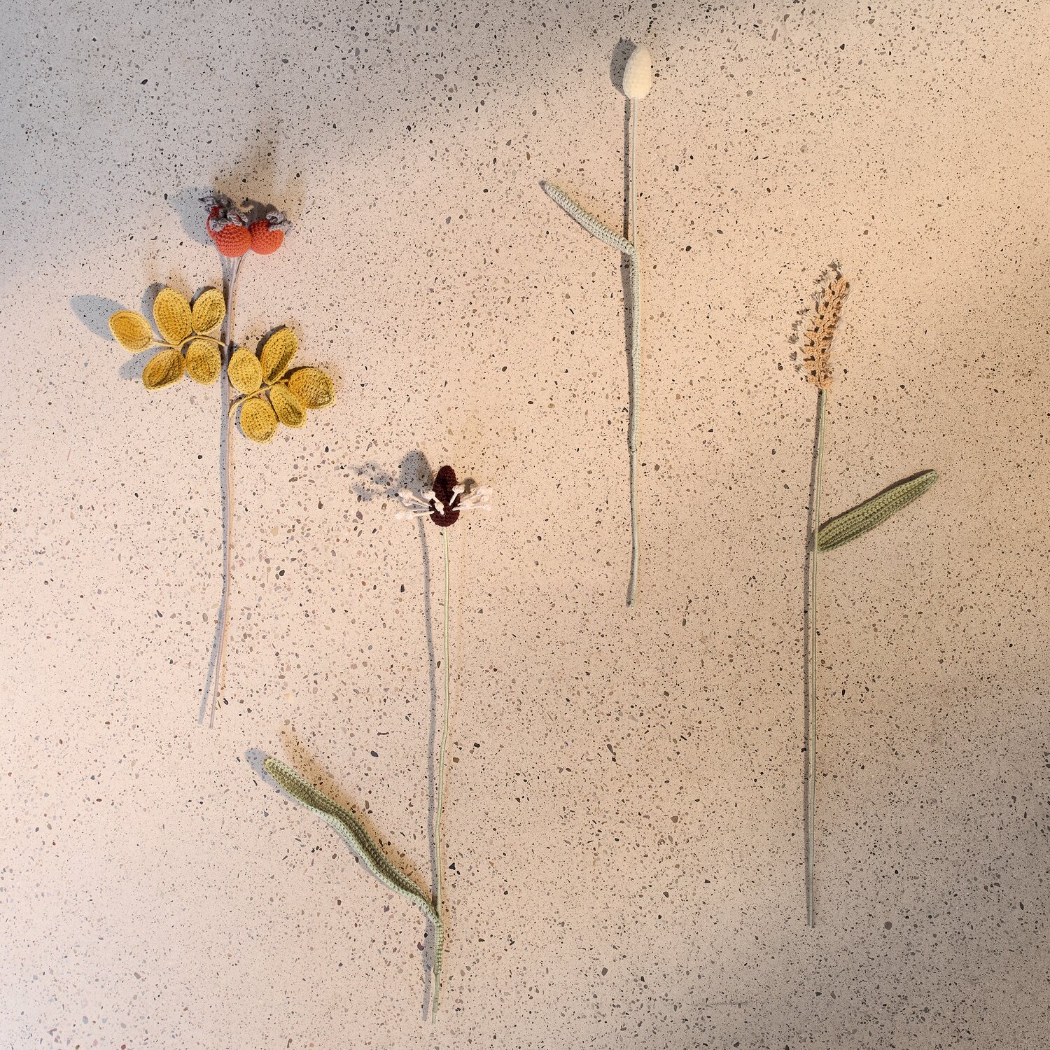 Ricorumi In the Meadow zeigt fünf filigrane, farbige Papierblüten auf hellem Untergrund, arrangiert auf dünnem, flexiblem Paper Poetry Papierdraht.