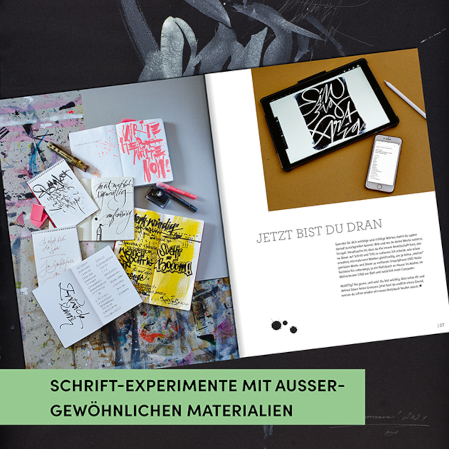 SchreibART: Kreative Schrift-Experimente auf einem Tisch mit bunten Notizbüchern und einem Tablet.