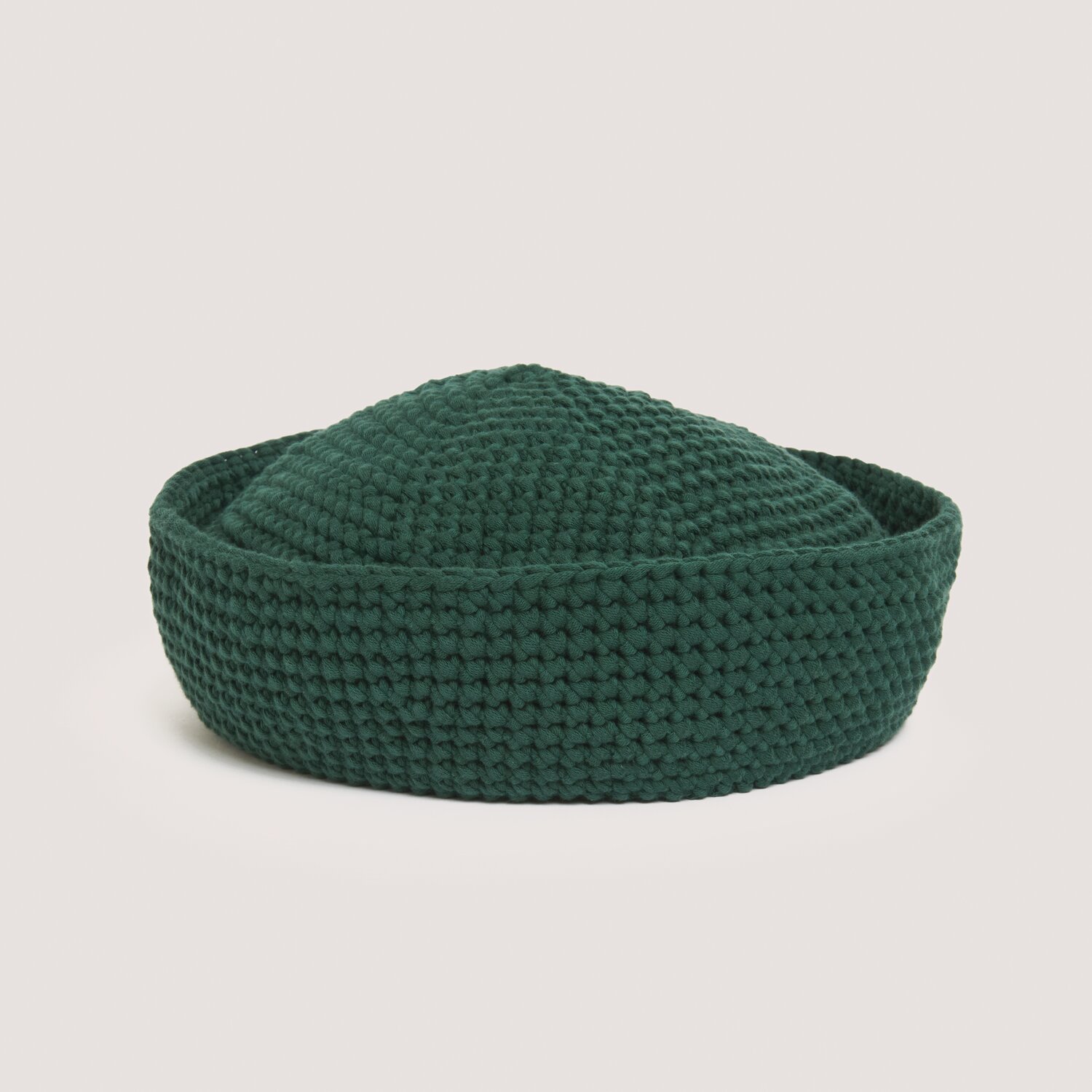 Made by Me No. 22 Frühjahr-Sommer Hut in Efeu, gehäkelt aus Fashion Jersey, präsentiert auf hellem Hintergrund.