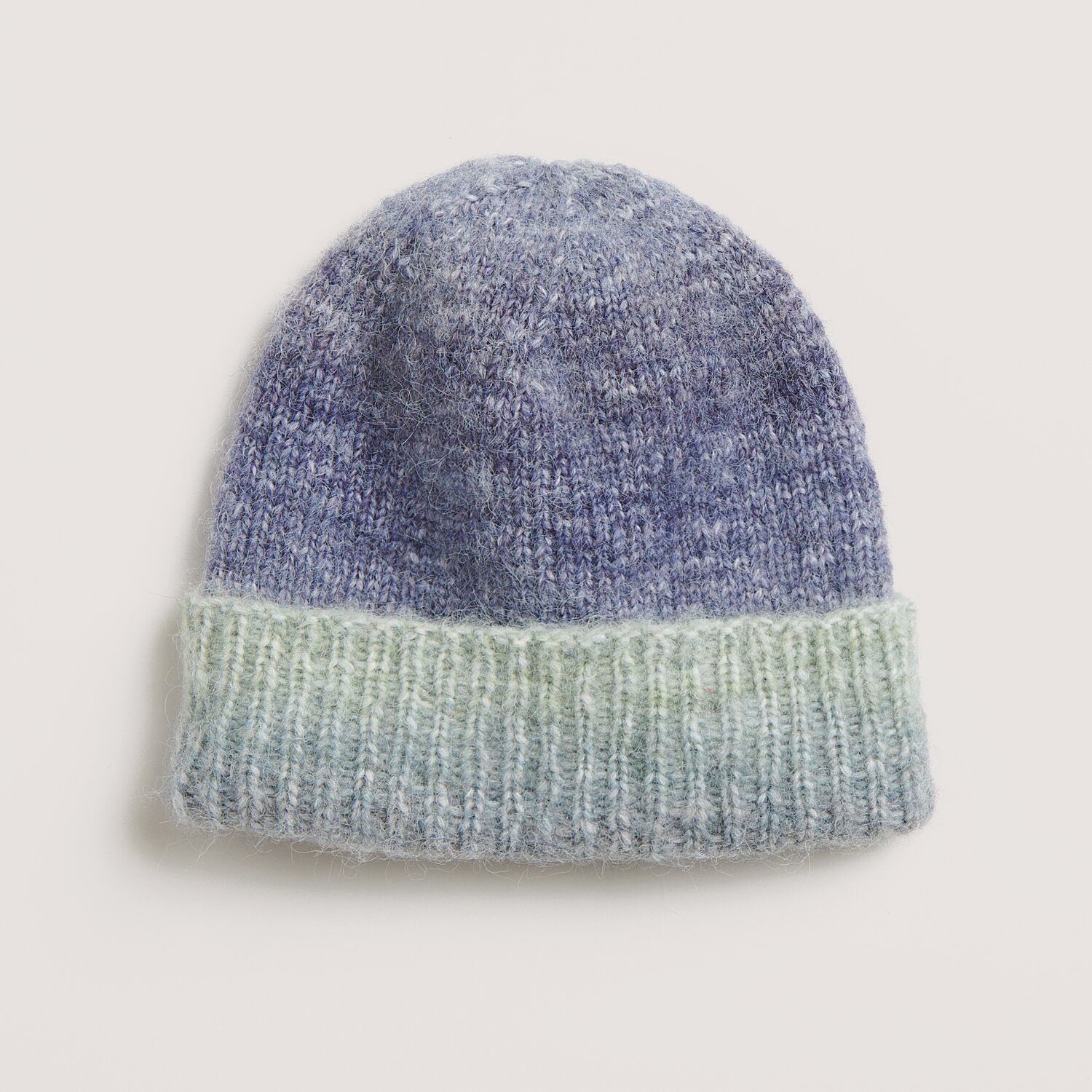 Die Neue Masche No. 14 Winter von idee. Creativmarkt Creative Painted Power, gestrickte Mütze in Blau- und Grüntönen, ideal für kalte Tage.