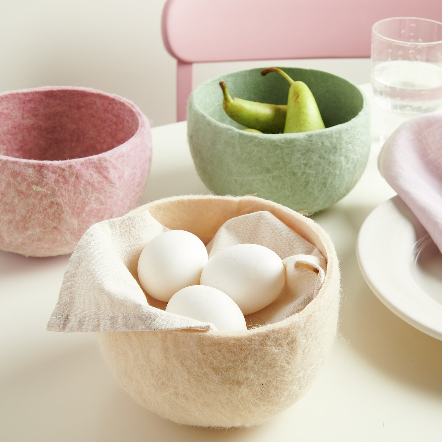 Filz-Körbchen rund: Drei farbige Körbchen von Rico Design, gefüllt mit Eiern und Birnen.