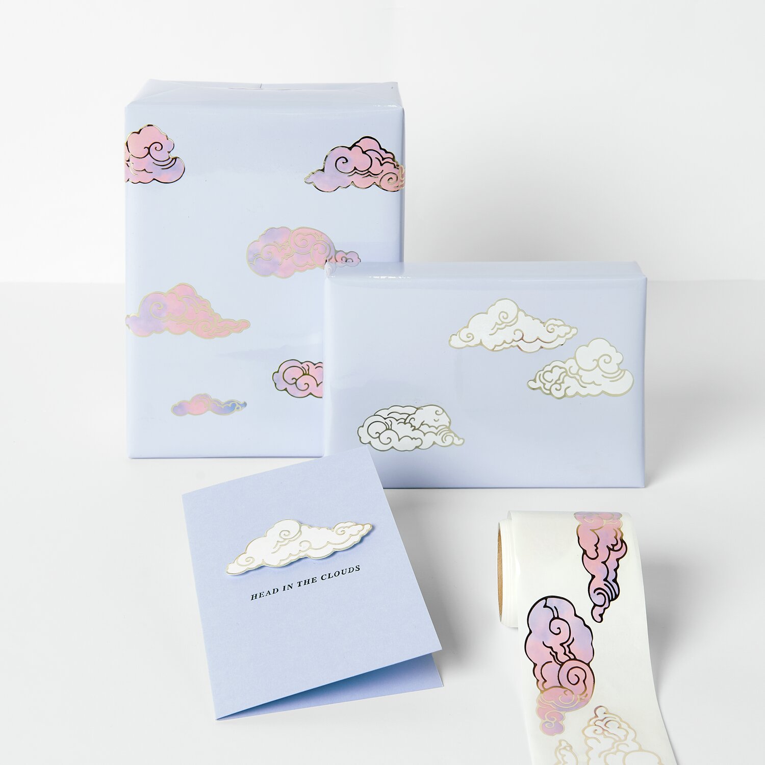 Paper Poetry Sticker auf Rolle Wolken, 100-teilig, dekorieren blaue Geschenke mit bunten Wolkenmotiven. Ideal für kreative Verpackungen.