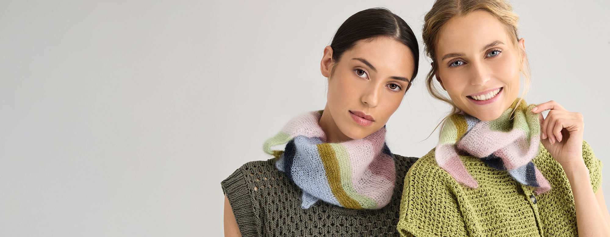 Zwei Frauen im Strickoberteil und kleinen Strick-Halstüchern