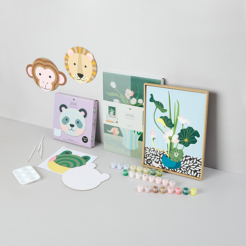 Gemalte Bilder mit Farben, Pinseln und Verpackungen. Fotosetting graue Ecke.