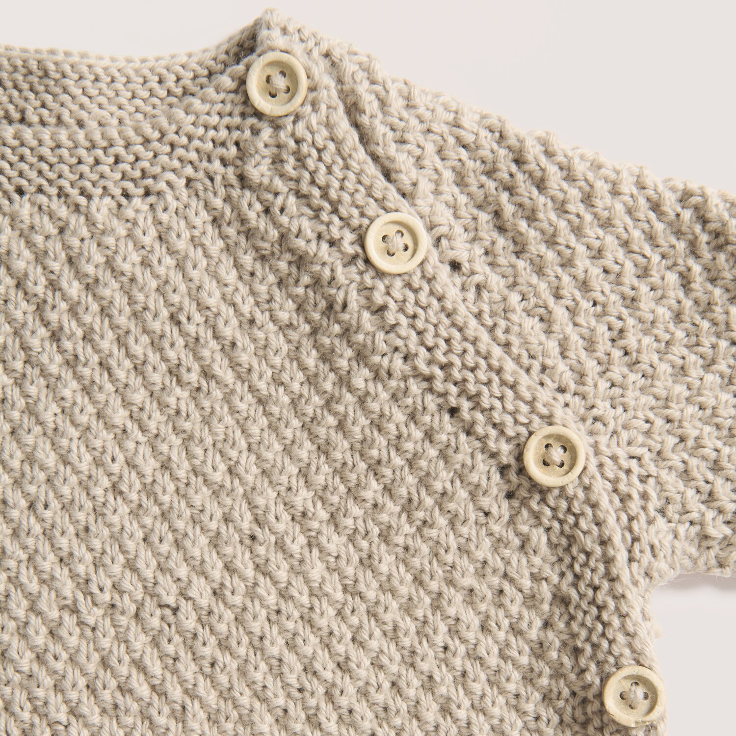 Rico Baby 043: Strickpullover aus Bio-Baumwolle und Kaschmir in Greige mit Knopfleiste.