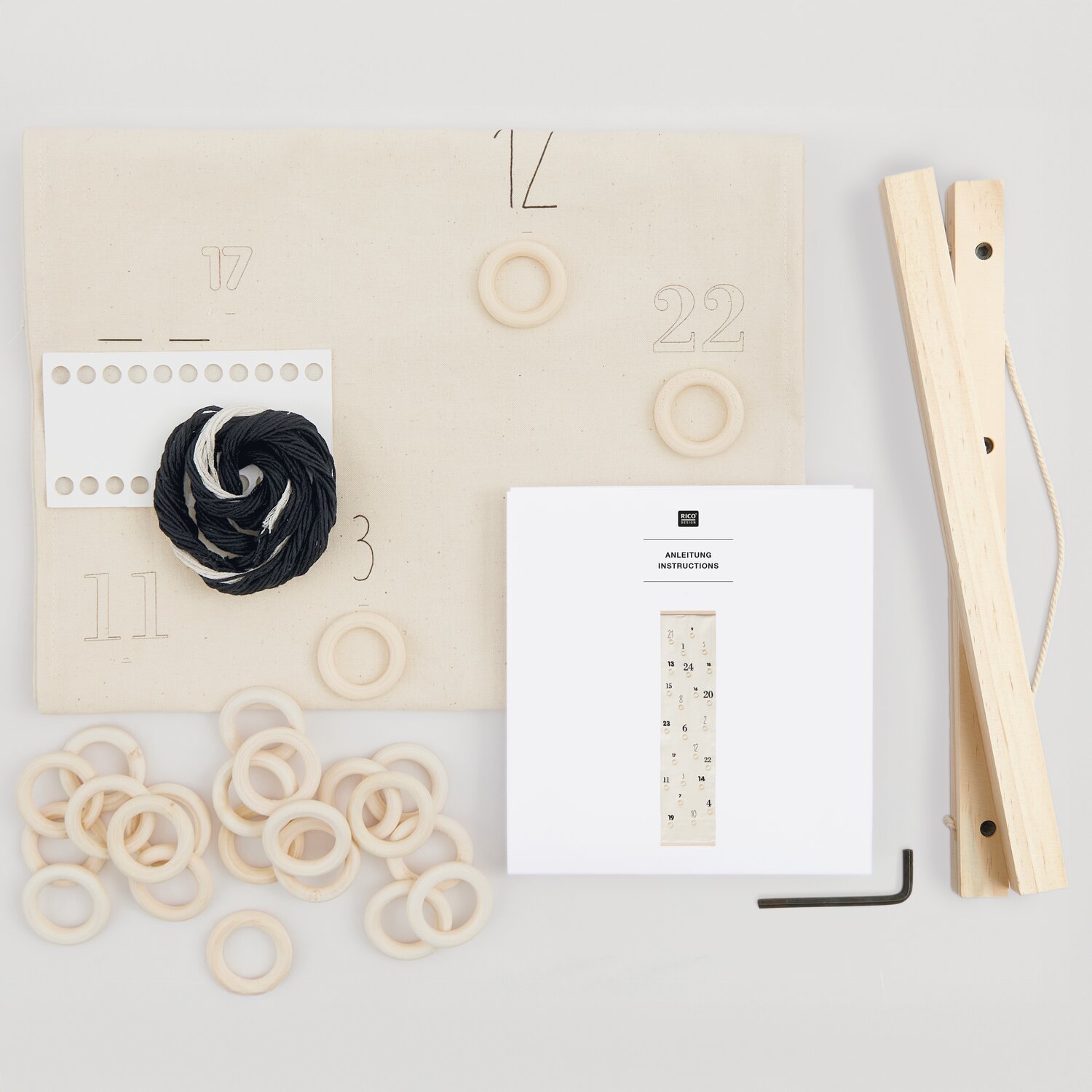 Stickpackung Adventskalender Zahlen vorgezeichnet, 30x124cm, enthält Holzringe, Stoff und Garn in neutralen Tönen für kreative Gestaltung.