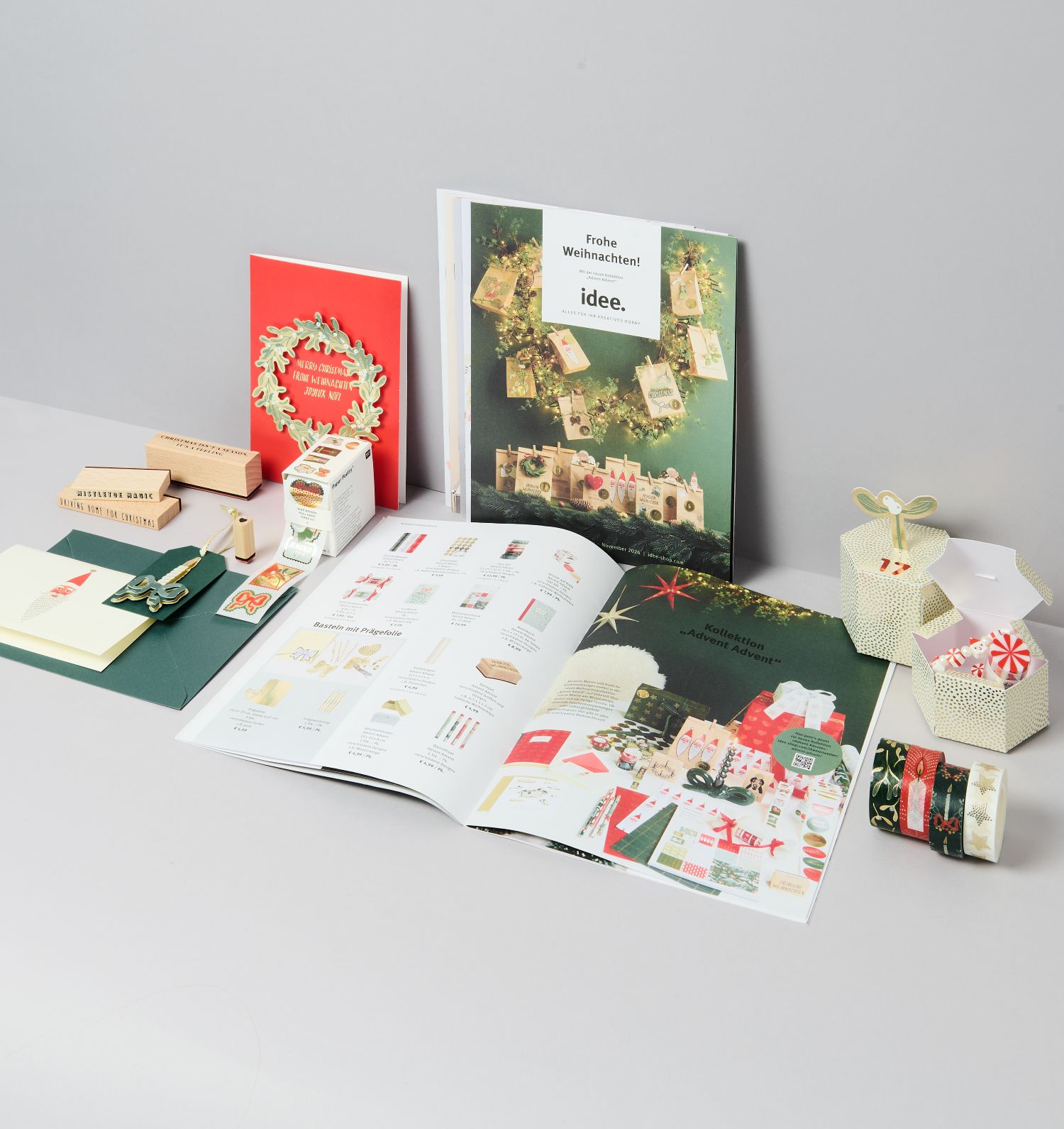 idee. Prospekt Oktober-November mit dem Titel "Frohe Weihnachten" aufgeschlagen und mit Stempeln und Karten dekoriert