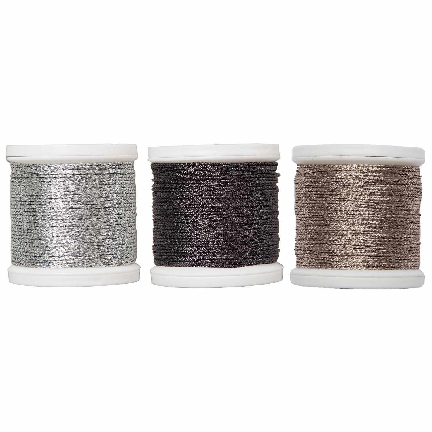 Sticktwist Metallic No. 04 40m von Rico Design: Drei Spulen mit glänzendem Metallic-Garn in Silber, Schwarz und Bronze. Ideal für kreative Projekte.