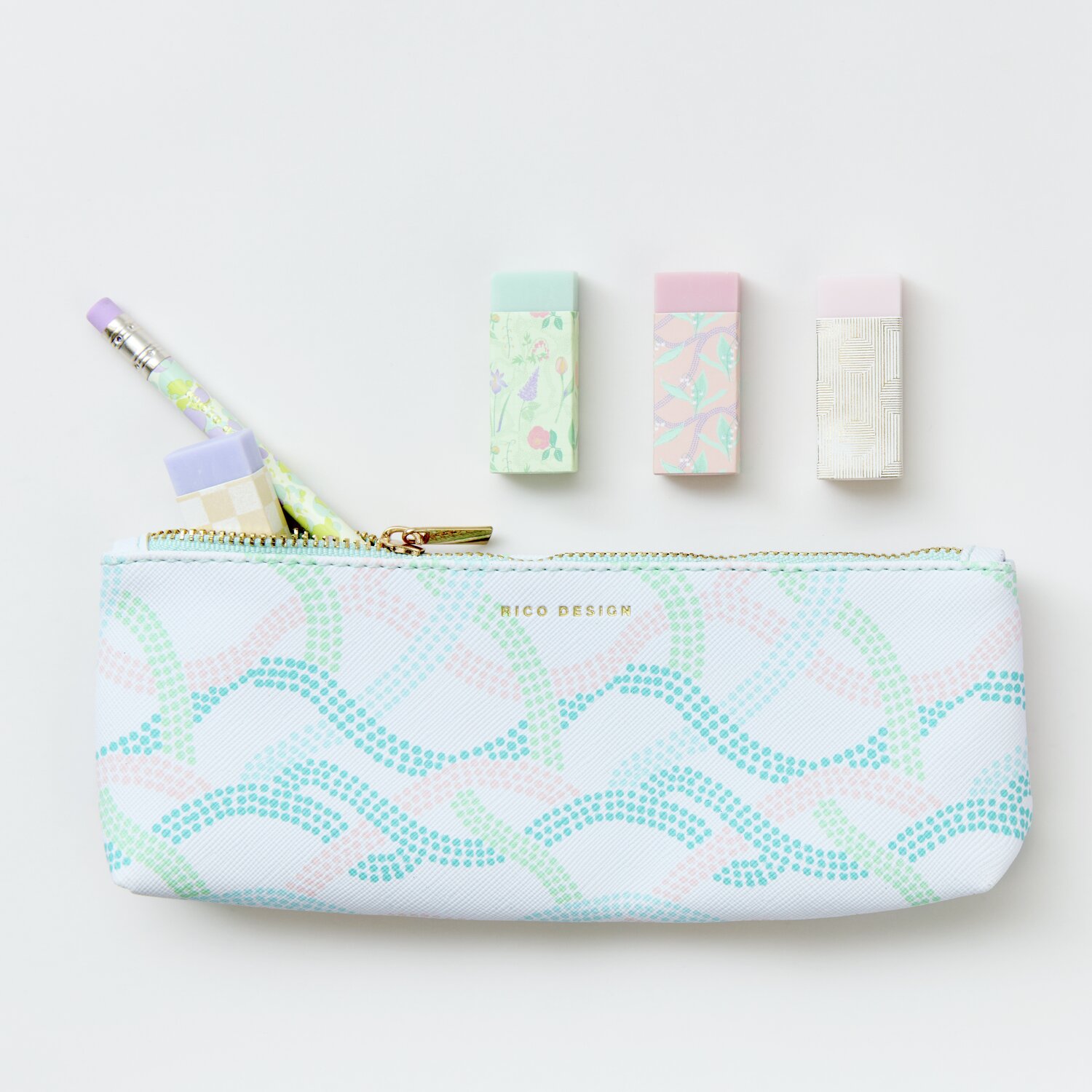 Etui M Sky Waves mit pastellfarbenen Radiergummis und Stift, ideal für Schule und Büro.